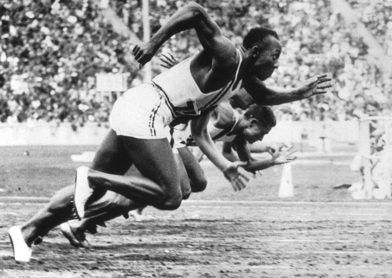 Der Star: Der amerikanische Läufer Jesse Owens gewann 4 Goldmedaillen im 100- und 200-Meter-Lauf, in der 4 x 100-Meter-Staffel und im Weitsprung. Während die Nazis die Überlegenheit der Weißen demonstrieren wollten, strafte der farbige Athlet sie mit seinen fantastischen sportlichen Leistungen Lügen und entlarvte ihre faschistischen Parolen.