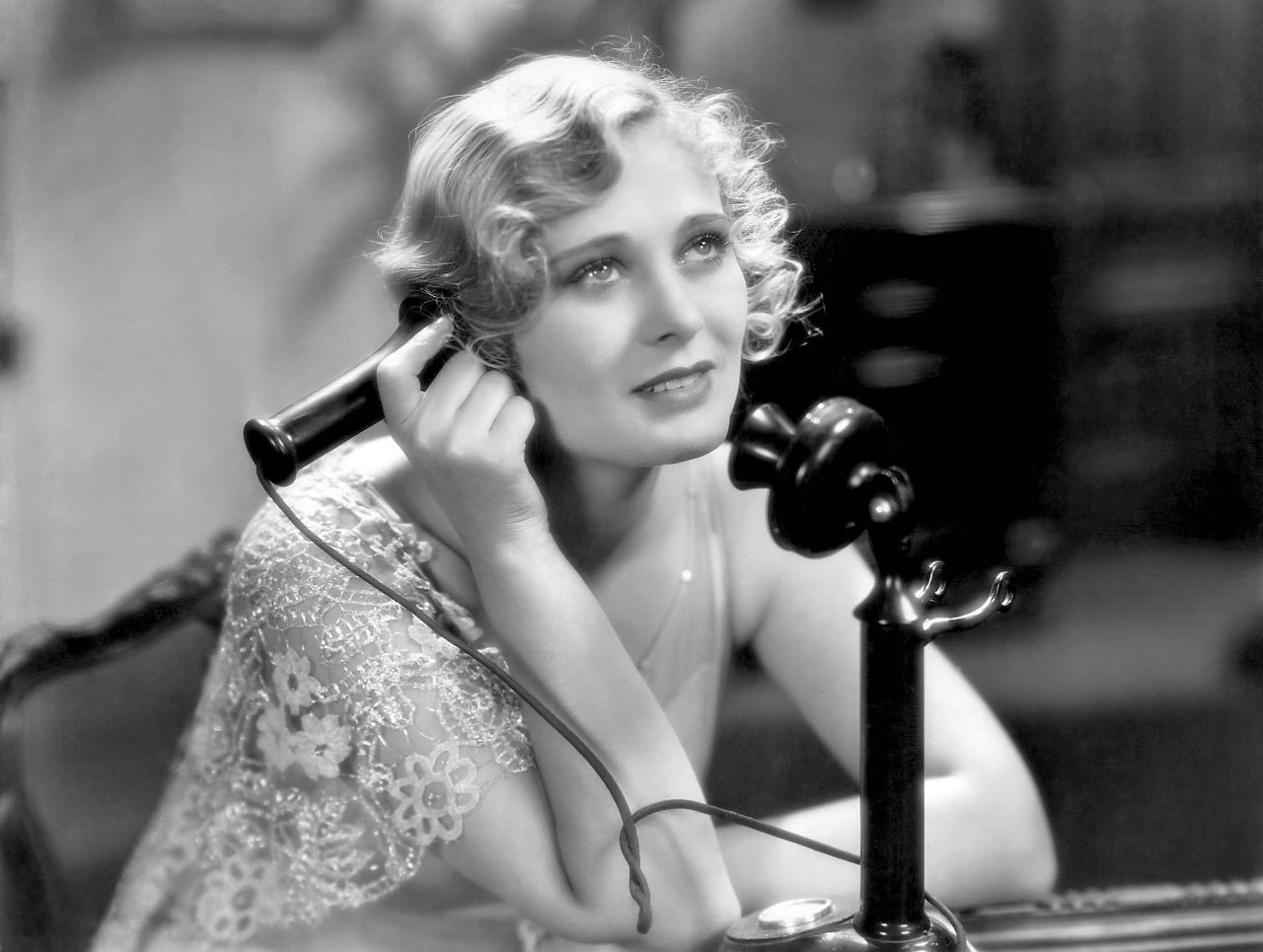 Elegant, aber etwas umständlich: Die Schauspielerin Dolores Castello 1930 an einem damals üblichen Telefon.