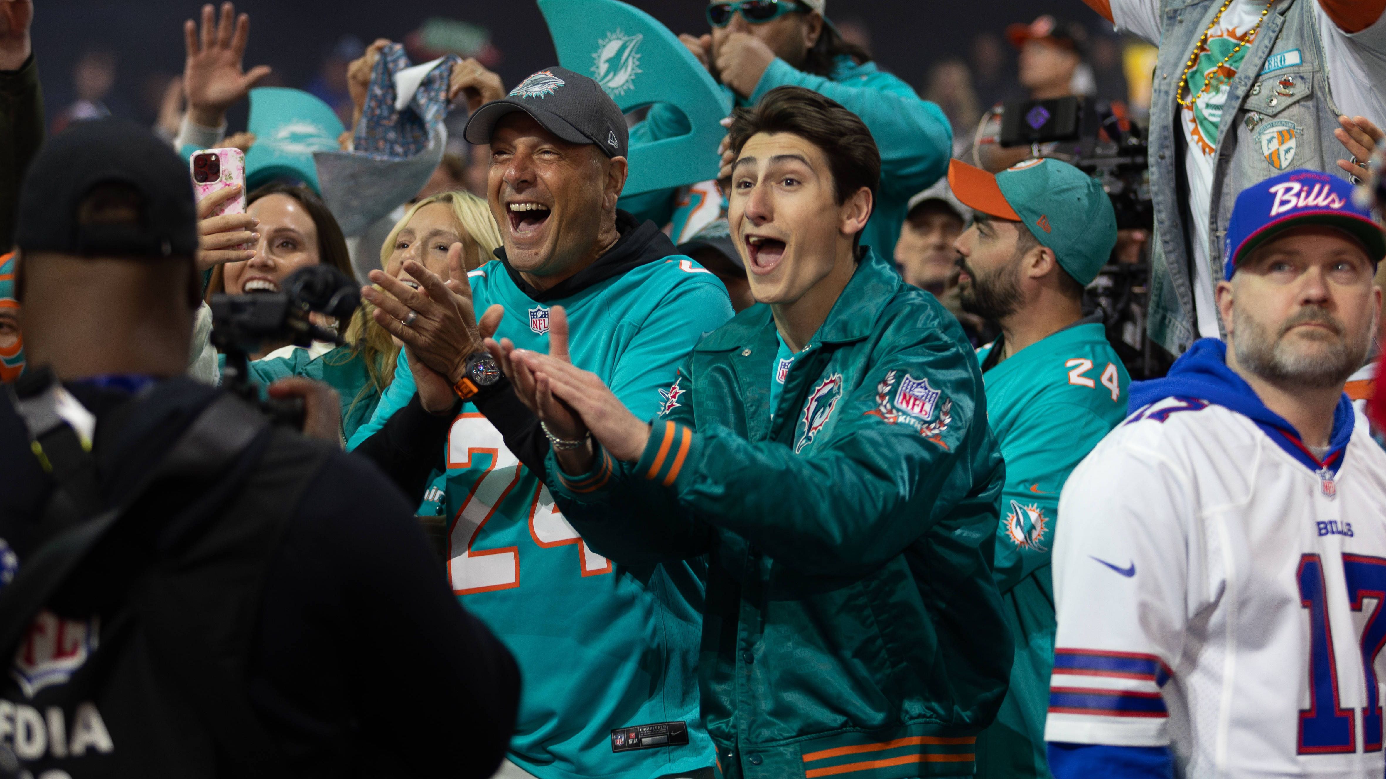 <strong>Miami Dolphins</strong><br>Der klassische Dolphins-Schachzug fand hier in Runde vier statt. Nachdem sich Miami in den ersten beiden Auswahl-Durchgängen mit&nbsp;Edge Chop Robinson und Tackle Patrick Paul verstärkt hatte, folgte in Runde vier&nbsp;Running Back Jaylen Wright, der, wie sollte es auch anders sein, vor allem mit seinem Speed überzeugt - er ist schließlich ein früherer Leichtathletik-Star. Damit passt er perfekt in die Speed-Offensive der Dolphins.&nbsp;<br><em><strong>ran-Note: 3</strong></em>