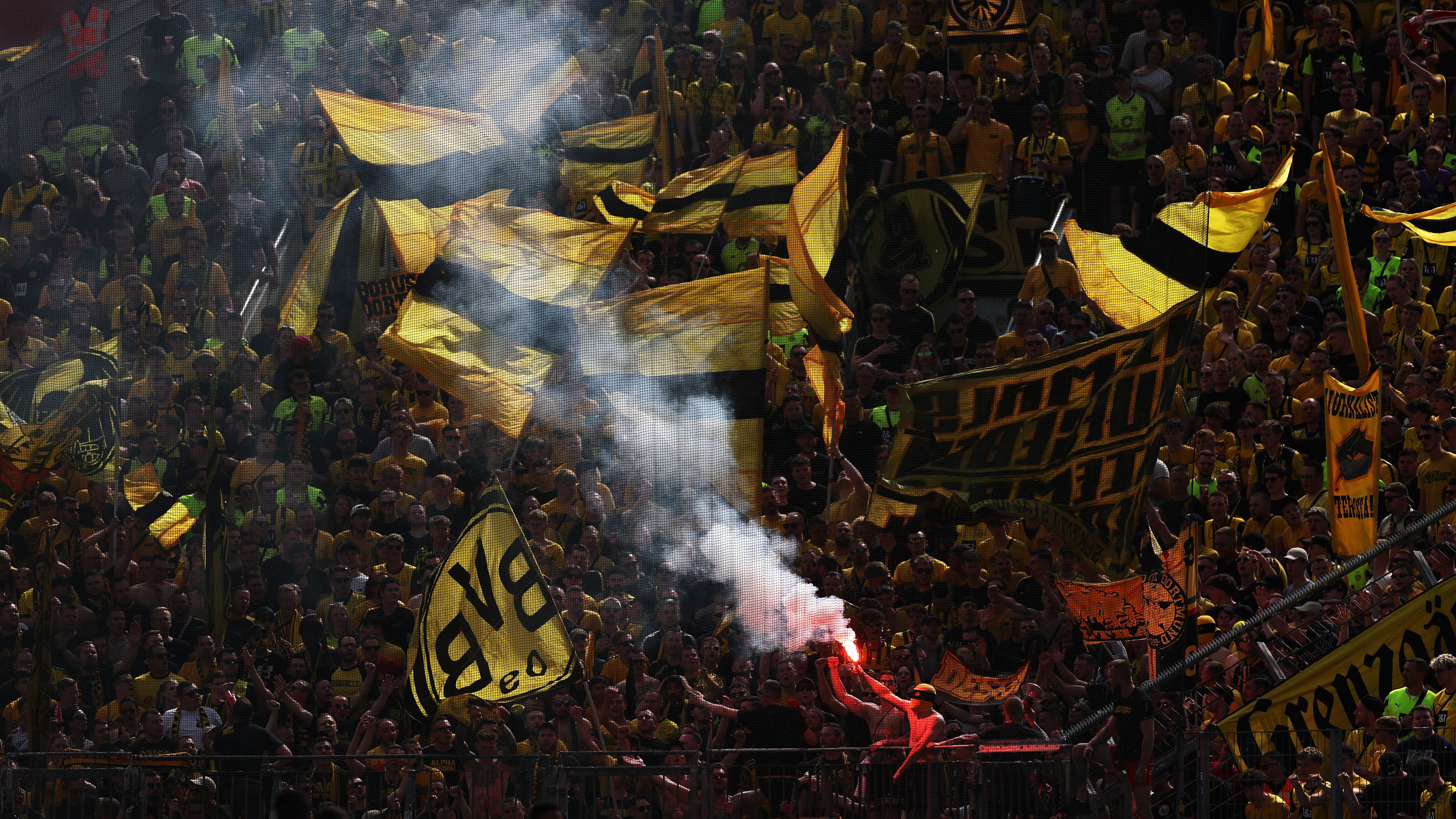 <strong>Platz 7:&nbsp;Borussia Dortmund</strong><br>• Durchschnittliche Anzahl an Auswärtsfans: 4.559<br>• Höchste Anzahl an Auswärtsfahrern: 10.000 (in Sinsheim)<br>• Niedrigste Anzahl an Auswärtsfahrern: 1.800 (in Kiel)