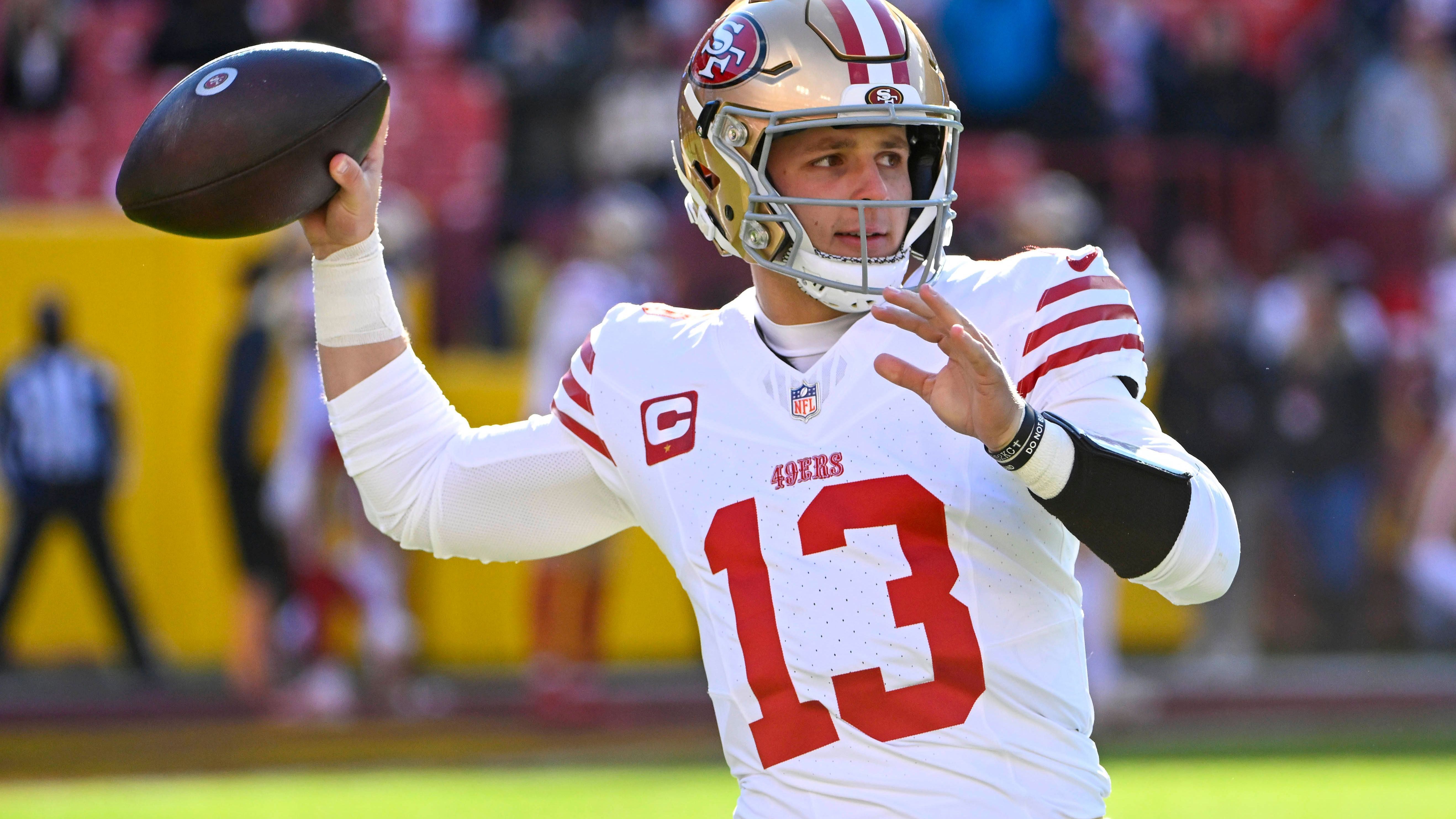 <strong>Packers @ 49ers: QBs mit (fast) identischen Statistiken&nbsp;</strong><br>Mit dem 24-jährigen Brock Purdy von den 49ers (Foto) und dem 25-jährigen Jordan Love von den Packers treffen zwei der besten Jung-Quarterbacks der NFL aufeinander. Ihre Statistik ist fast identisch: Purdy warf in der regulären Saison für 4280 Yards, 31 Touchdowns und elf Interceptions, Love für 4159 Yards, 32 Touchdowns und elf Interceptions.