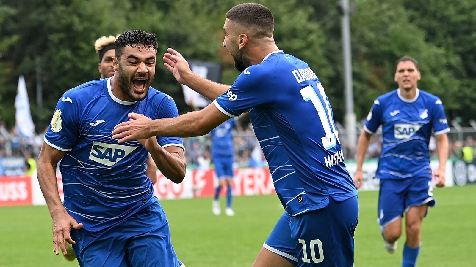 
                <strong>TSG Hoffenheim</strong><br>
                Grund zum Jubel bei Ozan Kabak: Der Neuzugang erlöste die TSG Hoffenheim im Pokal beim SV Rödinghausen spät. Anschließend machte Grischa Prömel den Sack beim 2:0 zu. Auch er ist neu. Die Kraichgauer haben ihren Kader punktuell verstärkt (zuletzt kamen die Innenverteidiger Eduardo Quaresma und Stanley Nsoki), aber in David Raum einen ganz wichtigen Spieler verloren. Zudem muss sich das Team auch erst an die Arbeitsweise von Neu-Trainer Andre Breitenreiter gewöhnen - am Wochenende wartet Borussia Mönchengladbach auf die TSG.
              
