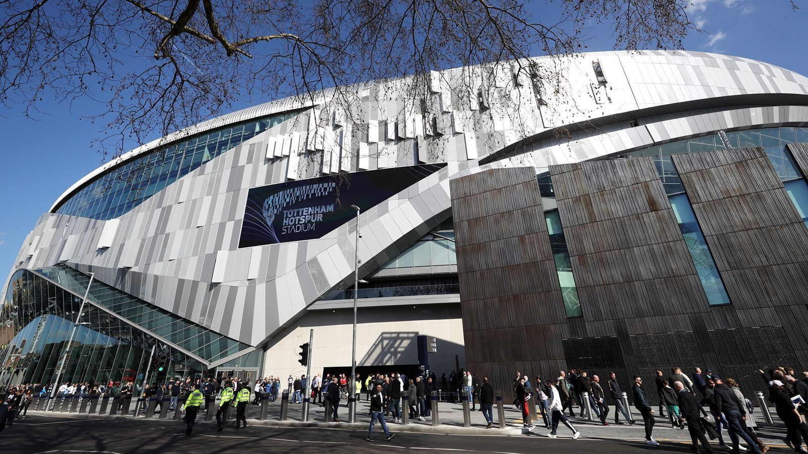 
                <strong>2019 zwei NFL-Spiele in Tottenham</strong><br>
                Neben Fans der Spurs pilgern nun auch NFL-Fans zum Tottenham Hotspur Stadium. Nach Wembley und Twickenham ist Tottenham die dritte Austragungsstätte in London - und Bears gegen Raiders ist jetzt die 25. Partie in Englands Hauptstadt seit der ersten Ausgabe 2007.
              