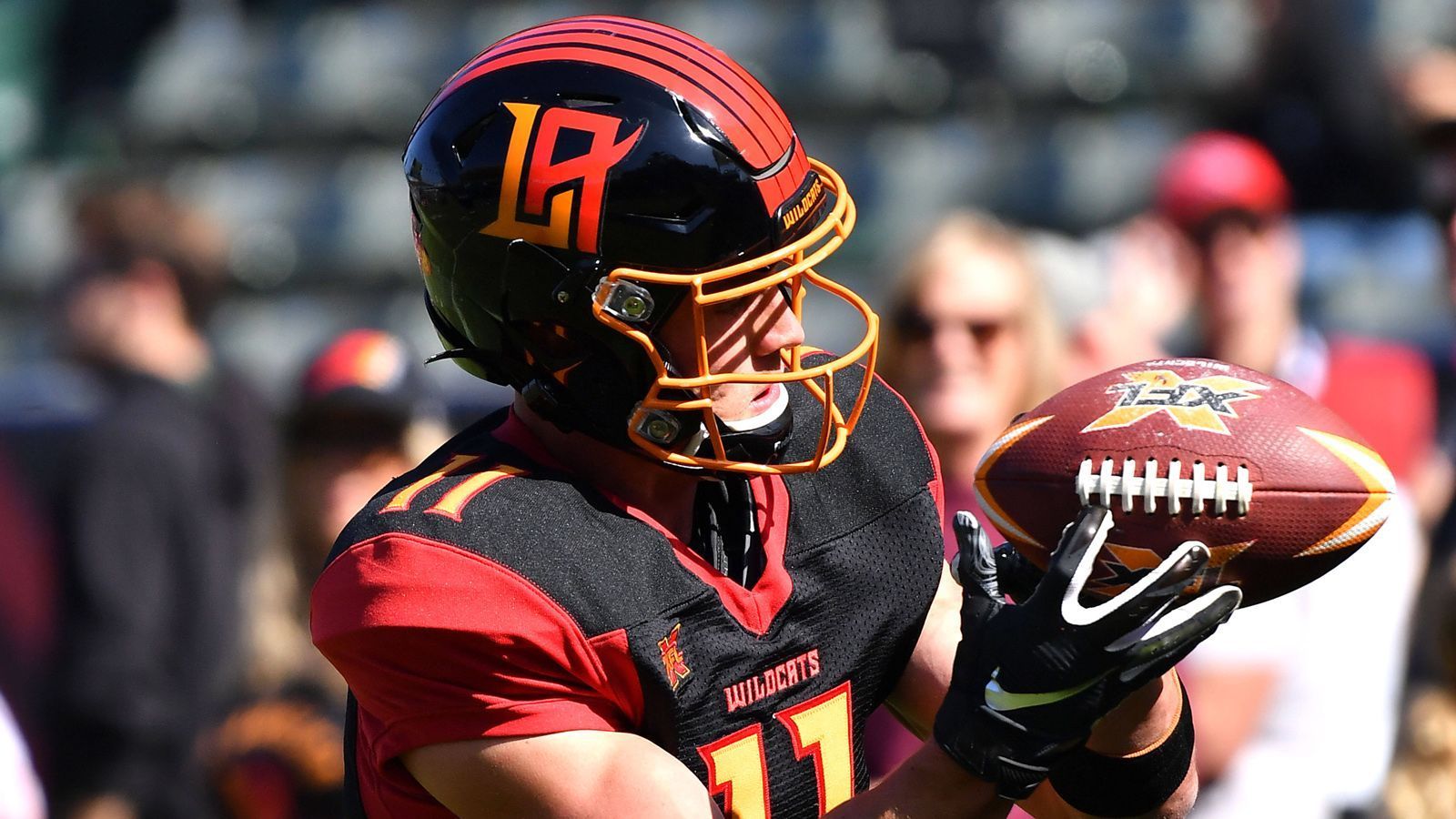 
                <strong>Nelson Spruce (Wide Receiver, Los Angeles Wildcats)</strong><br>
                Nelson Spruce ist die effektivste Waffe der Offense von Los Angeles. Der 27-Jährige fing in den ersten drei Spielen Pässe für insgesamt 256 Yards – der zweithöchste Wert der Liga. In der NFL hatte er weniger Glück: 2016 kam er als ungedrafteter Rookie bei den Los Angeles Rams unter und überzeugte im ersten Preseason-Game, zog sich im weiteren Saisonverlauf allerdings zwei Verletzungen zu. Später landete er im Practice Squad der Chicago Bears, stand zudem kurz bei den Kansas City Chiefs und den Los Angeles Chargers unter Vertrag. 2018 spielte er in der nicht mehr existierenden Alliance of American Football und zählte auch dort zu den Top-5 der Wide Receiver.
              