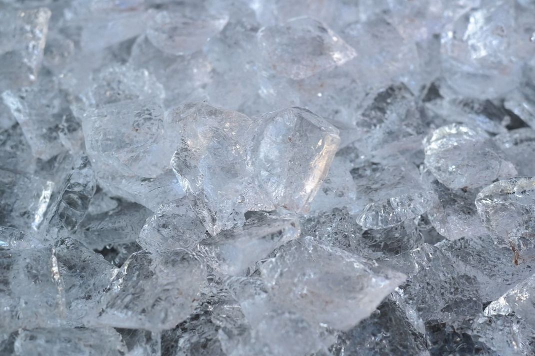 Bei einem Penisbruch sollten Sie umgehend mit Eiswürfeln oder Ähnlichem kühlen. Danach ab ins Krankenhaus.