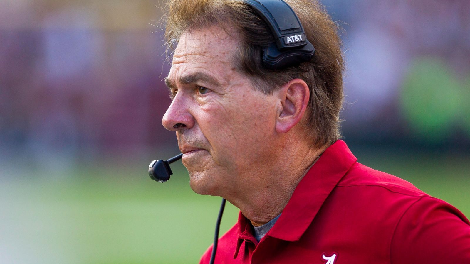 
                <strong>Trainer</strong><br>
                Nick Saban ist einer der erfolgreichsten College Football Trainer aller Zeiten. Bereits sechsmal konnte er die nationale Meisterschaft gewinnen und schaffte das sogar mit zwei verschiedenen Teams. Das gelang sonst nur noch dem legendären Bear Bryant. Das Defensiv-Genie war zudem schon Head Coach in der NFL, wechselte aber nach zwei Jahren bei den Miami Dolphins zu seinem jetzigen Team zurück in den College-Football. Der gute Freund von Bill Belichick gilt als guter Recruiter und ist wie Belichick kein großer Freund der Medien. Saban ist hingegen deutlich aktiver am Seitenrand und schreit auch gerne mal seine Assistenztrainer an, wenn ihm etwas nicht gefällt.
              