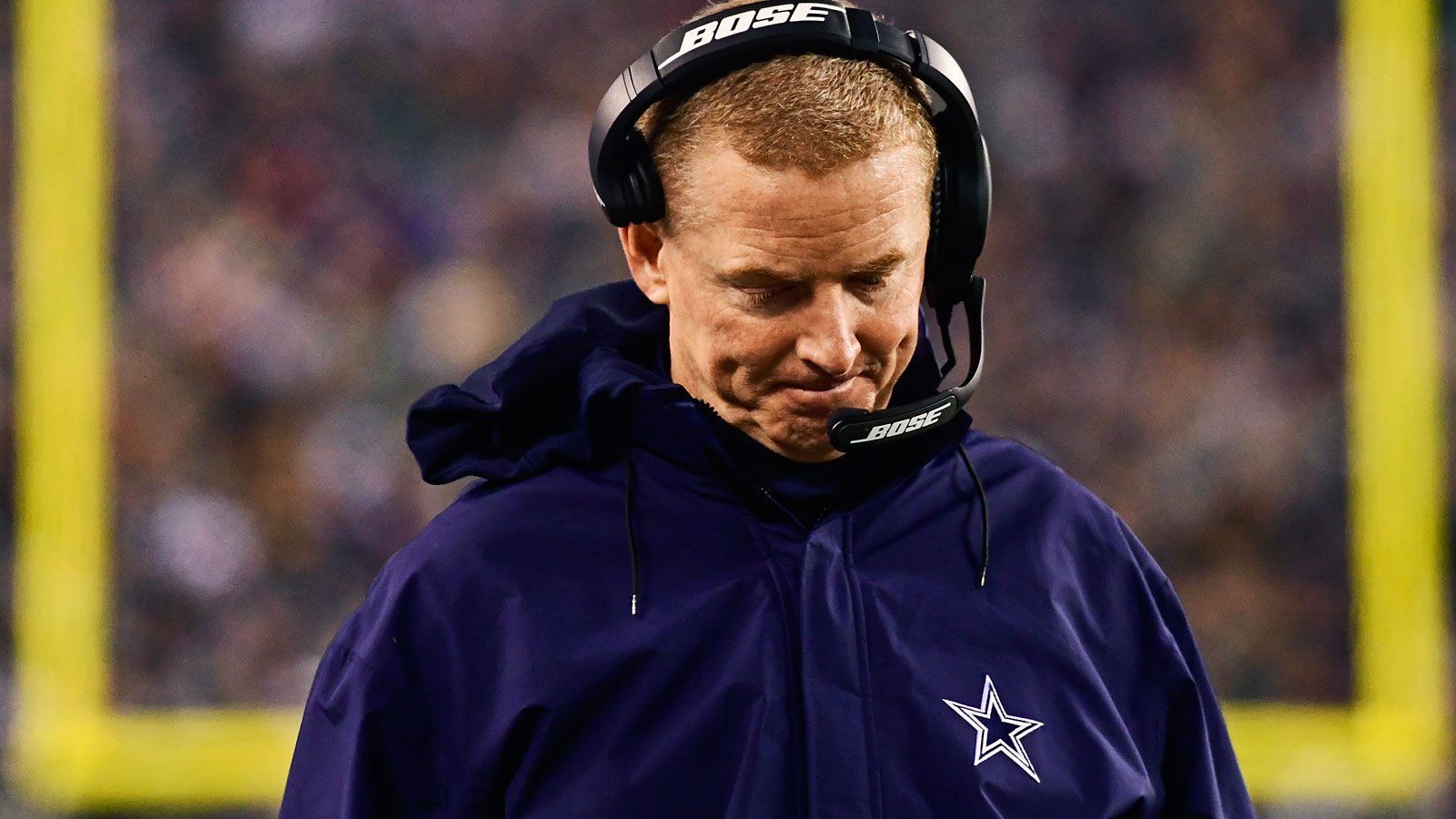 
                <strong>Verlierer: Cowboys-Head-Coach Jason Garrett</strong><br>
                Mit einem Sieg gegen die Philadelphia Eagles hätten die Dallas Cowboys sich für die Playoffs qualifizieren können. Aber mehr als neun Punkte gelangen der Offensive der Cowboys gegen die Eagles nicht. Das lag auch daran, dass der ohnehin umstrittene Head Coach Jason Garrett einige seltsame Entscheidungen traf. Im letzten Viertel, die Cowboys lagen mit elf Punkten zurück, nahm Garrett seine Offense vom Feld, um ein Field Goal zu schießen. Beim vielleicht entscheidenden Snap, einem vierten Versuch für acht Yards, saß mit Amari Cooper der beste Receiver auf der Bank. Garretts Standing in Dallas dürfte das alles nicht gerade verbessern.
              