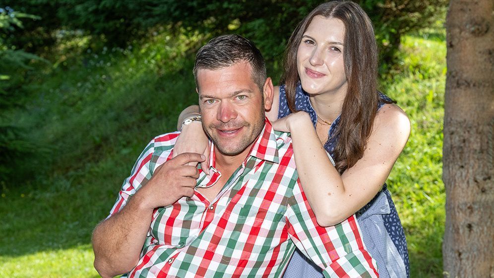 Julia ist aus Wien nach Tirol gefahren, um Mike zu treffen. Hat sich die weite Anreise gelohnt?