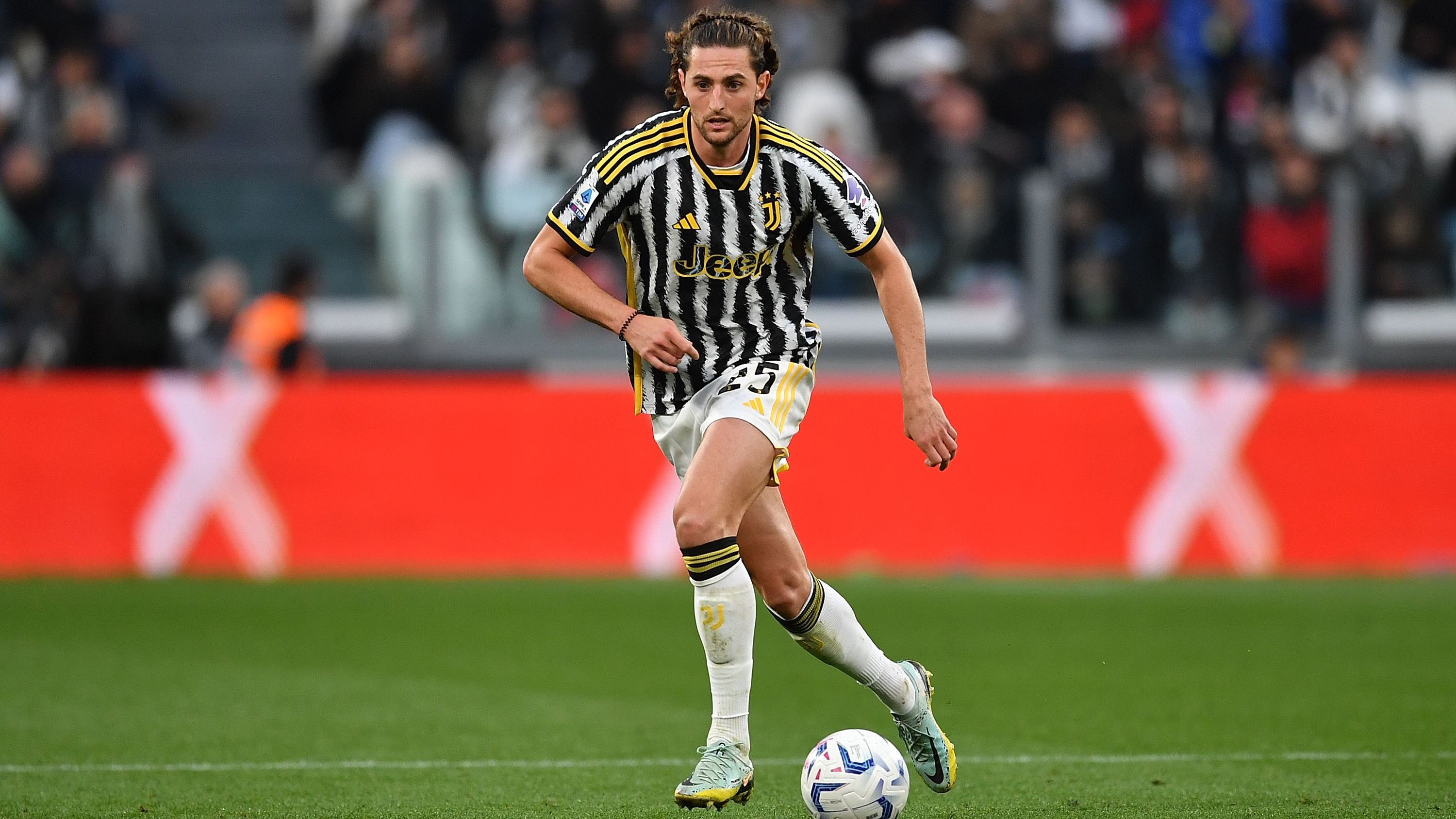 <strong>Adrien Rabiot (zuletzt Juventus Turin)</strong><br>Nach seinem Vertragsende bei der "Alten Dame" wurde der französische Nationalspieler mit einigen Klubs in Verbindung gebracht, unter anderem dem FC Bayern München. Laut Medienberichten soll er aber zu hohe Gehaltsforderungen gestellt haben und sucht nun weiterhin eine neue sportliche Herausforderung.&nbsp;