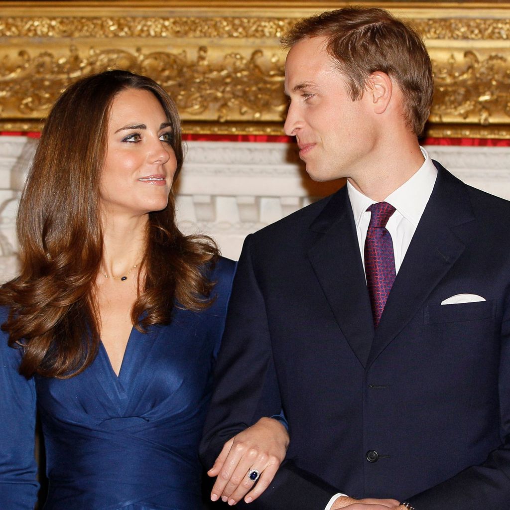Die bürgerliche Kate Middleton und Prinz William verloben sich erst nach ungefähr acht Jahren Beziehung: Sie blicken sich verliebt in dem Royals-Haus an.