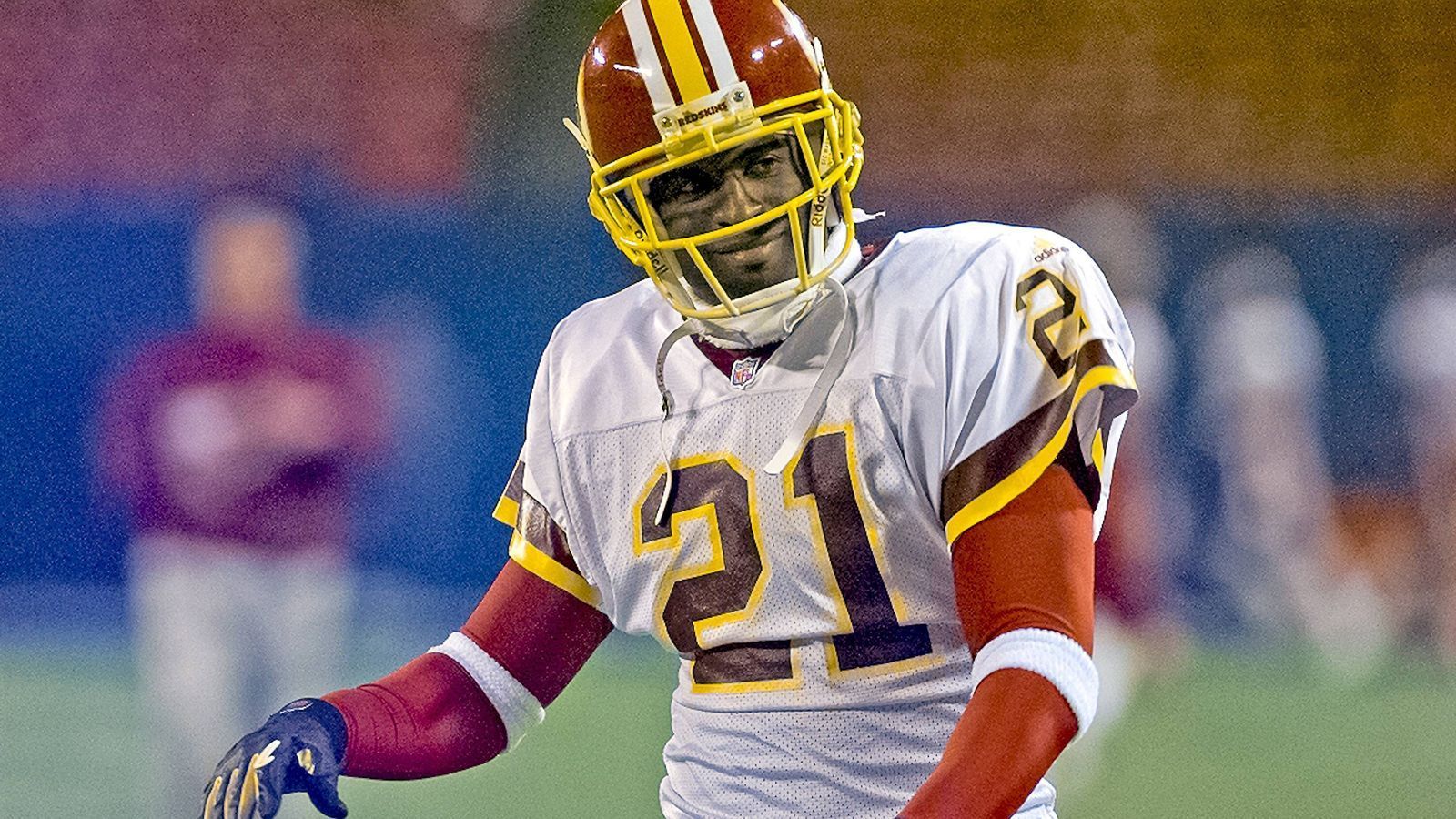 
                <strong>Deion Sanders</strong><br>
                Deion Sanders startete 1989 seine beeindruckende NFL-Karriere bei den Atlanta Falcons. 2001 gab er bei den Washington Redskins sein Karriereende bekannt - nur um 2004 als inzwischen 37-Jähriger bei den Baltimore Ravens anzuheuern. Nach zwei weiteren Spielzeiten war 2006 dann Schluss.
              