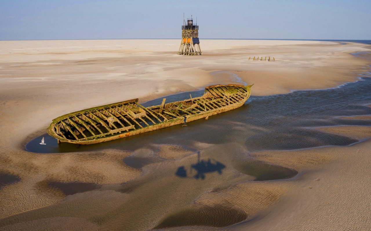 Ein Schiffsunglück mit Happy End: Die "Ulpiano" strandete am Heiligabend 1870. Die Besatzung brachte sich auf dem hölzernen Rettungsturm in Sicherheit und wurde gerettet. Jahrhunderte später legte eine Sturmflut das Wrack im nordfriesischen Süderoogsand frei.