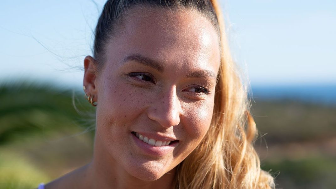 Süß, sommerlich und frisch! Wir verraten euch, wie ihr den Make-up Trend "Faux Freckles" im Handumdrehen selbst kreieren könnt.