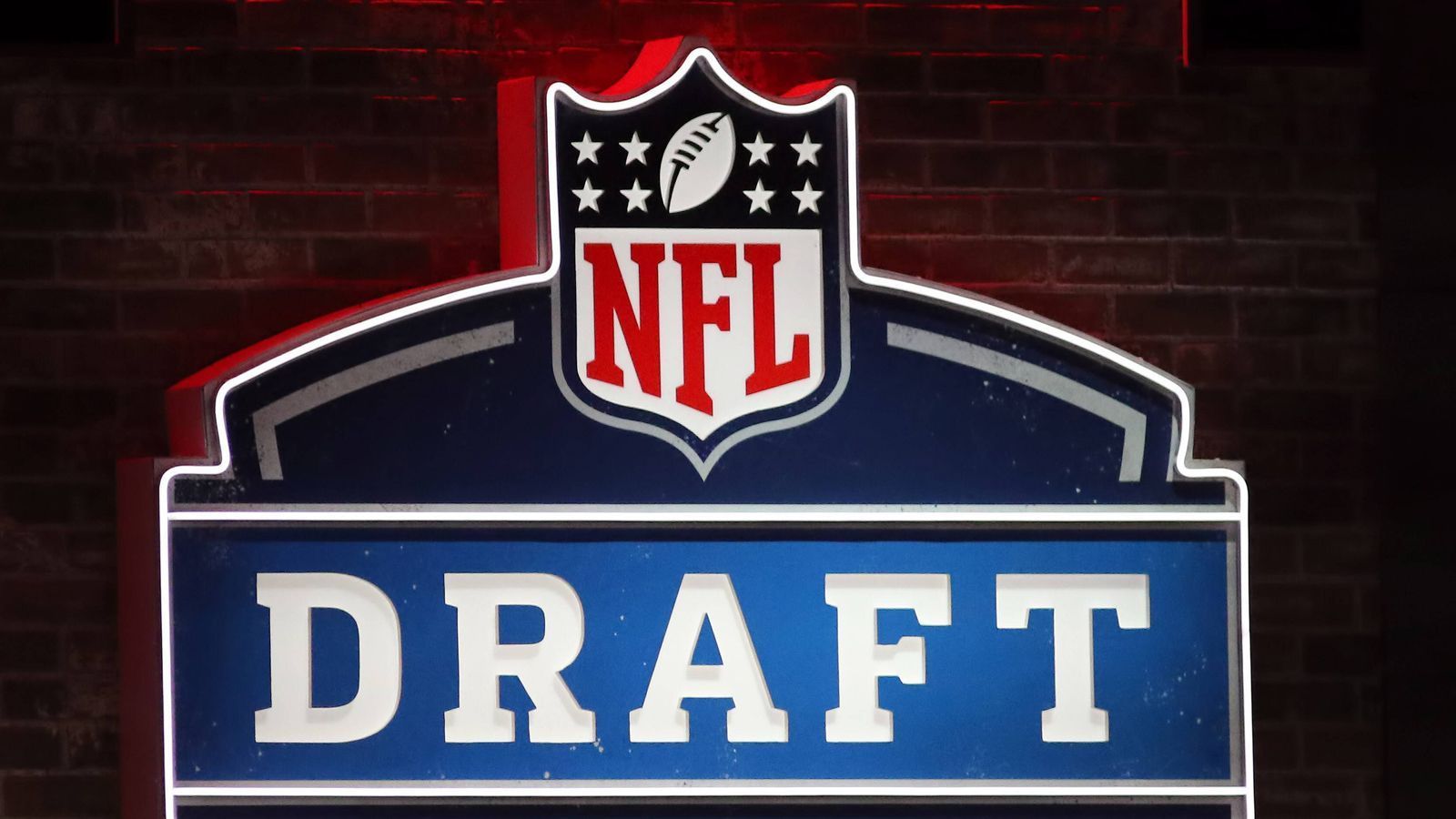 
                <strong>Draft 2021: Das verdienen die 32 Erstrundenpicks </strong><br>
                Den 32 Erstrundenpicks winkt beim Draft 2021 (in der Nacht vom 29. auf den 30. April live auf ProSieben MAXX und ran.de) nicht nur eine NFL-Karriere, sondern auch ein dicker Scheck. ran zeigt, auf wie viel Geld sich die Talente freuen können. (Gehaltsprognosen auf Basis von spotrac.com)
              