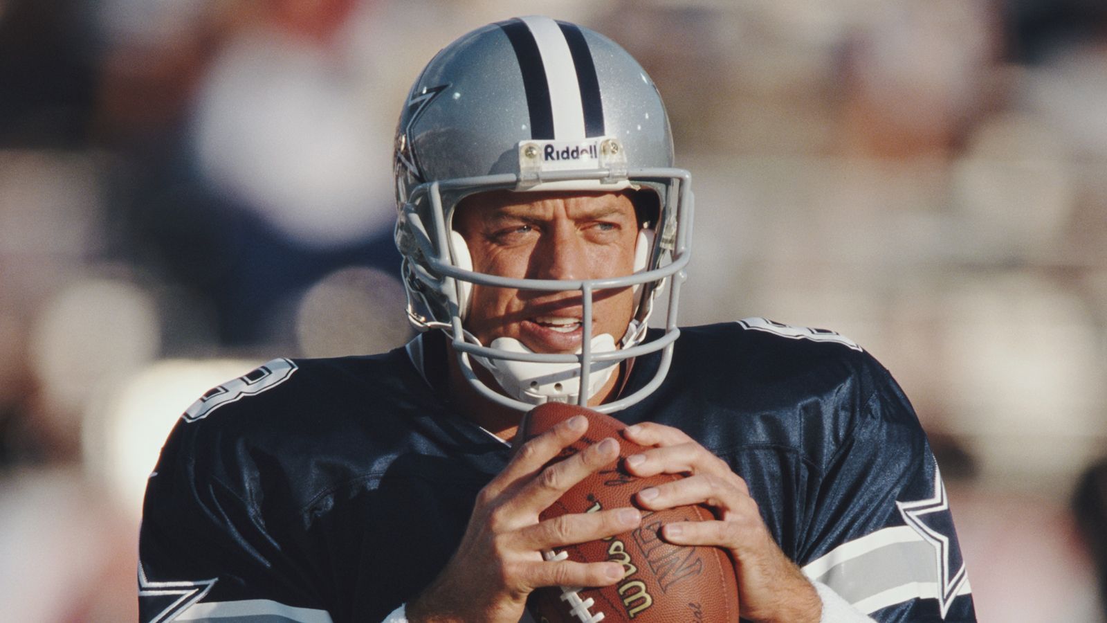 
                <strong>Troy Aikman, Karriereende: 2001</strong><br>
                Mit den Dallas Cowboys prägte der Quarterback ein Dynastie und gewann drei Super Bowls (XXVII, XXVIII, XXX). Wenig überraschend schaffte er es einige Jahre nach seinem Karriereende in die Hall-of-Fame. Unter den ehemaligen NFL-Stars ist Aikman heute einer der bekanntesten TV-Experten. Zusammen mit Kommentator Joe Buck ist er das Gesicht der NFL-Übertragungen beim Sender "Fox". Für seine Arbeit im Fernsehen wurde Aikman 2004 für einen Emmy nominiert und gehörte bisher schon bei sechs Super Bowls zur Broadcast-Crew. 
              