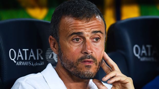 
                <strong>Luis Enrique (FC Barcelona) </strong><br>
                Luis Enrique (FC Barcelona): Für Trainer Enrique und sein Team läuft es eher schlecht als recht. An den Nerven der Katalanen zerrt aktuell der schlechteste Saisonstart seit 2003. Hinzu kommt die Verletzung von Lionel Messi. Zwar steht der spanische Meister gegenwärtig auf Platz vier, hat allerdings schon zwei Niederlagen kassiert.
              