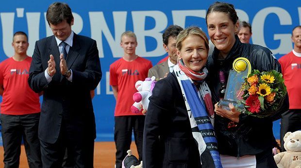 
                <strong>Zurück zu alter Stärke</strong><br>
                Nachdem Petkovic Anfang 2013 schon über ein Karriere-Ende nachdenkt, meldet sie sich eindrucksvoll zurück. Erst gewinnt "Petko" Ende Mai ein ITF-Turnier, dann steht Sie Anfang Juli beim Nürnberger Versicherungscup im Finale und muss sich nur Simona Halep geschlagen geben.
              