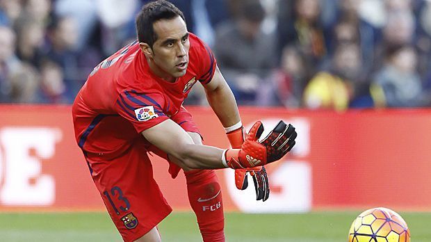 
                <strong>Platz 7: Claudio Bravo (FC Barcelona)</strong><br>
                Platz 7: Claudio Bravo (FC Barcelona). Und gleich der nächste Tiefschlag für Cristiano Ronaldo. Sogar ein Torwart soll ihn in diesem Jahr übertrumpft haben. Hat der chilenische Keeper-Konkurrent von Marc-Andre ter Stegen 2015 etwa auch 52 Tore erzielt? Das nicht, aber Bravo musste in 35 Pflichtspielen nur 21 Mal hinter sich greifen. Bravo!
              