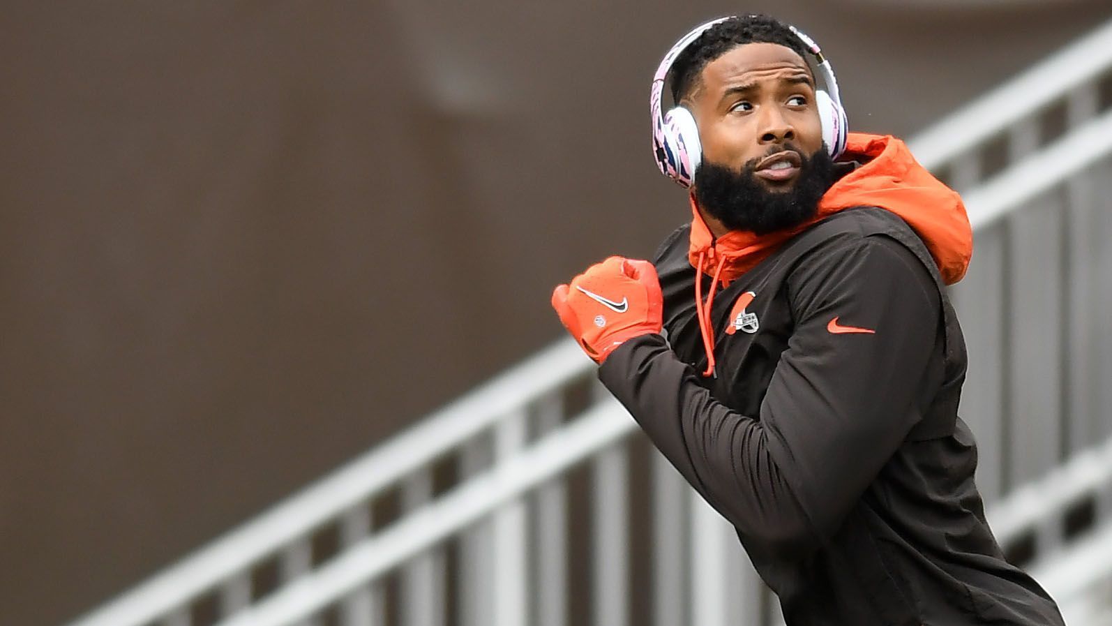 
                <strong>Odell Beckham Jr. (Cleveland Browns)</strong><br>
                Nach seinem Kreuzbandriss, den er sich im Oktober 2020 zuzog, wollte Odell Beckham Jr. in diesem Jahr endlich wieder angreifen. Doch der Start in die laufende Saison läuft eher unter dem Prädikat "durchwachsen". Fünf Spiele, 226 Yards und kein Touchdown. Der NFL-Fan vermisst seine spektakulären Plays aus früheren Zeiten, der "Wow-Effekt" blieb über die letzten Jahre mehr und mehr aus. Seit seiner spektakulären Rookie-Saison 2014 ist seine Produktion steil bergab gegangen - lag sie 2014 noch bei 108,8 Yards, kommt Beckham 2021 nur noch auf 41,3 Yards pro Spiel. 
              