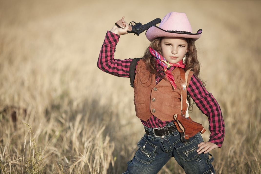 Auch für die Kleinen können Sie aus vielen Alltagssachen ein authentisches Wildwest-Outfit zusammenstellen.