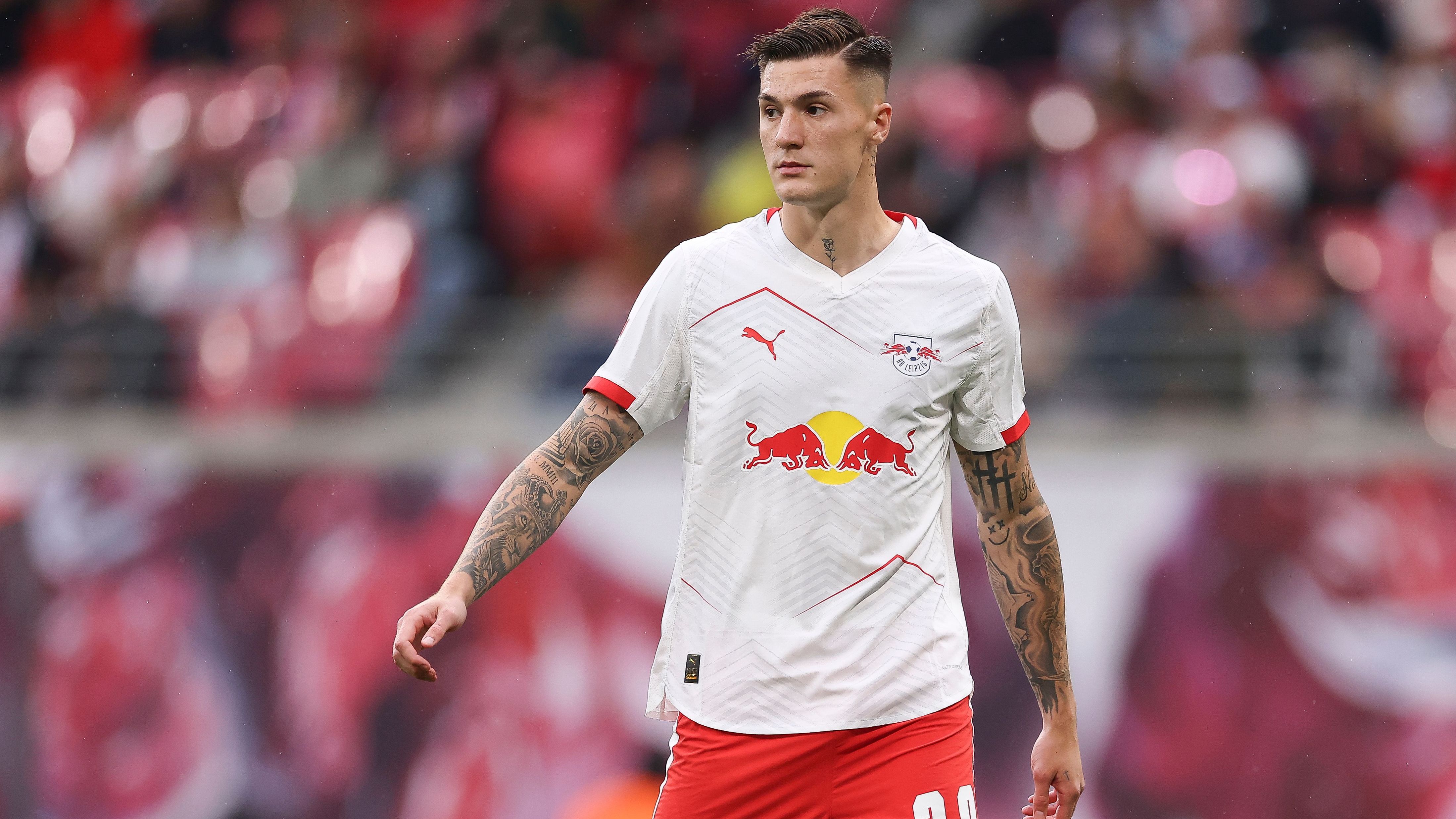 <em><strong>Benjamin Sesko (RB Leipzig)</strong><br>Newcastle United soll bereit sein, 80 Millionen Euro für Benjamin Sesko auf den Tisch zu legen. Laut "The Athletic" umfasst das Angebot, das RB Leipzig erreicht habe, eine feste Ablöse von 75 Milionen Euro und Boni in Höhe von fünf Millionen Euro. Zuvor hatte Transferexperte Fabrizio Romano berichtet, dass auch Manchester United an das Lager des noch bis 2029 gebundenen Stürmers herangetreten sein soll.</em>