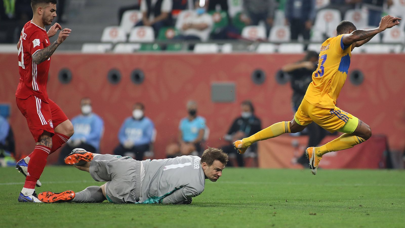 
                <strong>Manuel Neuer</strong><br>
                Muss in der ersten Hälfte 2-3 Mal klären, macht das auch souverän. Sehenswert sein Ausflug aus dem Strafraum an die rechte Außenlinie, als er vor Gignac zum Einwurf klärt. Ohne Fehl und Tadel, allerdings ohne die Glanzparaden, die ihm die Note eins einbringen würden. ran-Note: 2
              