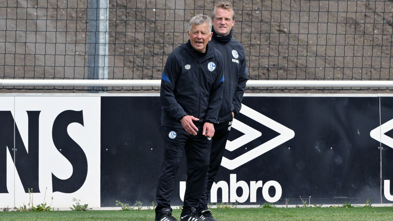 
                <strong>FC Schalke 04</strong><br>
                Fast auf den Tag genau ein Jahr nach Hermanns Amtsantritt in Leverkusen brauchte erneut ein Klub im Westen Deutschlands die Hilfe der Co-Trainer-Ikone. Nach der Trennung von Cheftrainer Dimitrios Grammozis rief der FC Schalke 04 nach Hermann, der als Assistent von Mike Büskens (r.) die Mission Wiederaufstieg verwirklichen sollte. 
              