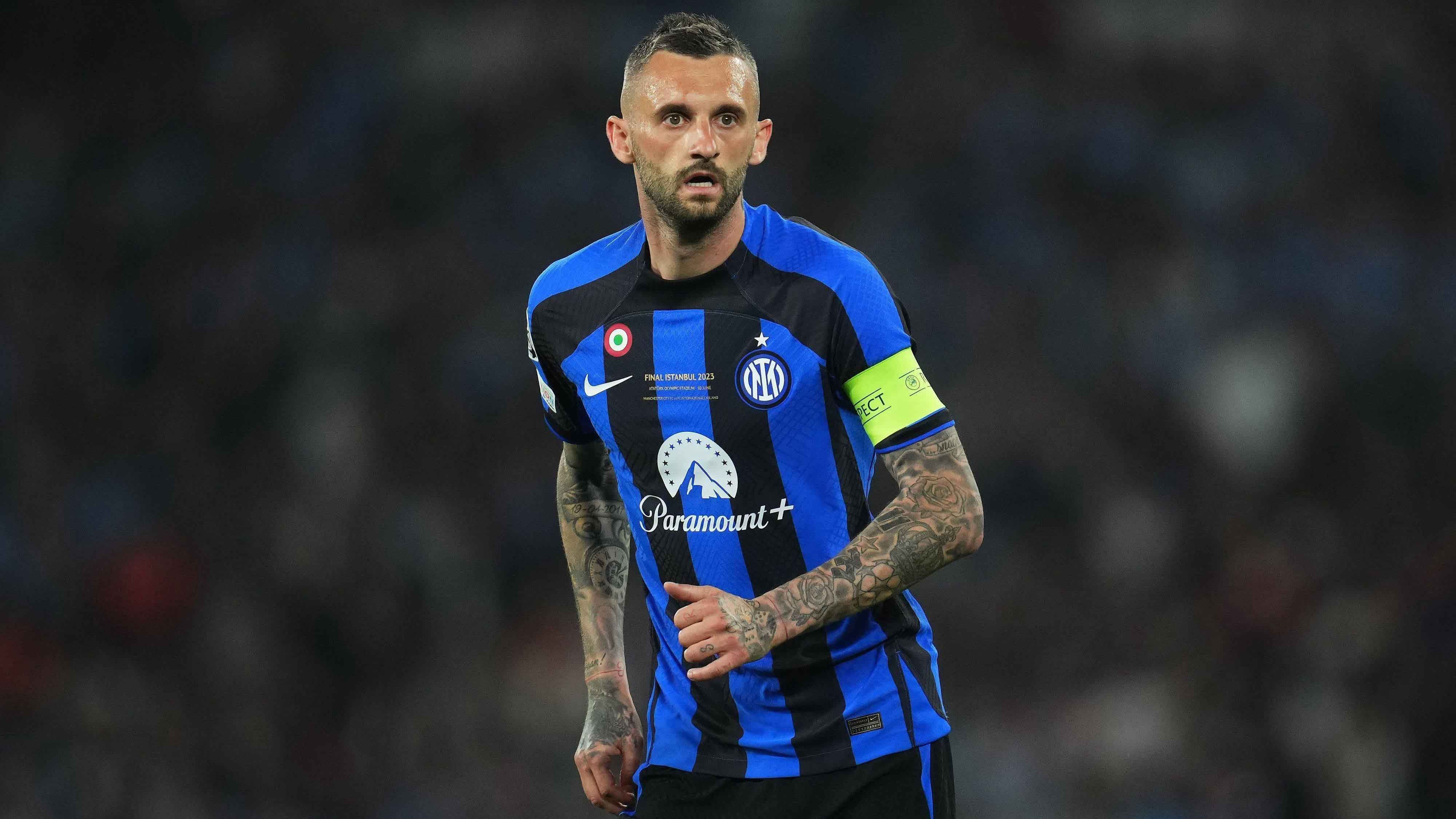 <strong>Fixer Wechsel: Marcelo Brozovic</strong><br>
                Vor wenigen Wochen stand Marcelo Brozovic mit Inter Mailand noch im Finale der Champions League, nun geht er nach Saudi-Arabien.&nbsp;Der kroatische Nationalspieler schließt sich für drei Jahre Al-Nassr an, dem Team um Superstar Cristiano Ronaldo.
