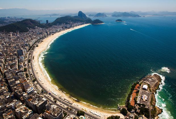 
                <strong>Copacabana</strong><br>
                Die Copacabana in Rio de Janeiro wird während der WM ein Sammelplatz für Menschen aus aller Welt werden. bei diesem Anblick verwundert dies kaum
              