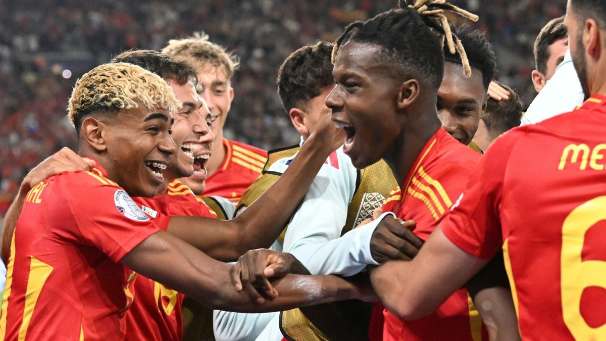 Vertrautes Bild: Nico Williams (r.) jubelt für Spanien.