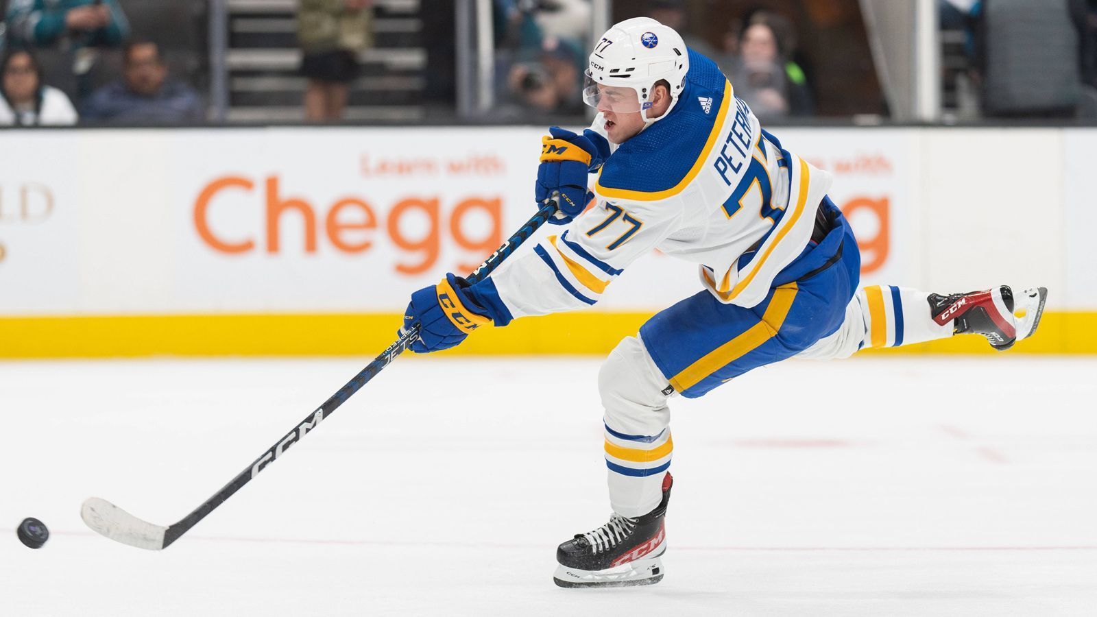 
                <strong>John-Jason Peterka (Buffalo Sabres)</strong><br>
                2020 wurde der gebürtige Münchner in der zweiten Runde gedraftet, nun hat er seine erste volle NHL-Saison hinter sich. Mit zwölf Toren und 20 Assists hat er dabei unter Beweis gestellt, dass er voller Selbstvertrauen agieren kann. Auch wenn es mit den Sabres um Haaresbreite nicht für die Playoffs gereicht hat, für ihn persönlich war die Saison 2022/23 eine wichtige. Vor allem in Sachen Offensive zeigte sich der Linksschütze merklich verbessert. Seine Aktionen waren schneller, deutlich torgefährlicher und auch trickreicher. Nachdem er zu Beginn seiner NHL-Karriere hauptsächlich im Farmteam unterwegs war, und ihm dabei die nötige Physis fehlte, hat er inzwischen im Kraftraum zugelegt. Mit Erfolg.
              