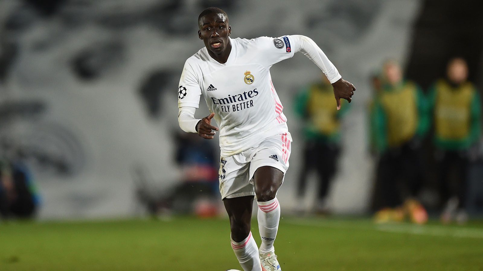 
                <strong>Ferland Mendy (25)</strong><br>
                Der Linksverteidiger kam erst 2019 für 48 Millionen Euro von Olympique Lyon und steht noch langfristig unter Vertrag. Mendy hat seinen Platz in der Zukunfts-Elf von Real Madrid - Stand jetzt - wohl sicher. 
              