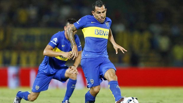 
                <strong>Carlos Tevez (Boca Juniors Buenos Aires)</strong><br>
                Carlos Tevez (Boca Juniors Buenos Aires): Der frühere Europa-Legionär hat offenbar keine Lust mehr auf ein Auslands-Engagement, selbst wenn es finanziell noch so lukrativ erscheint. Wie "Goal.com" berichtet, hat der Argentinier in Diensten der Boca Juniors kürzlich wohl ein Angebot des chinesischen Klubs Shanghai SIPG abgelehnt. Dadurch soll Tevez auf ein kolportiertes Jahresgehalt von 22 Millionen Euro verzichtet haben. Stattdessen lässt er seine Karriere weiterhin in seiner Heimat ausklingen.
              