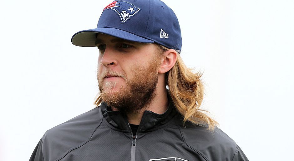 
                <strong>Stephen Belichick (Safeties Coach der Patriots)</strong><br>
                Stephen Belichick trägt seit fünf Jahren das Patriots-Logo auf der Kappe. Seit dieser Saison hat er als Safeties Coach auch einen offiziellen Job im Coaching Staff. Zuvor war er einfach als Coaching Assistant dabei. Der mittlere Sprößling, der jeden Icke-lookalike-Contest gewinnen könnte, machte Bill Belichick im Oktober 2016 erstmals zum Großvater. Die Geburt der kleinen Blakely Rose thematisierte der "Pats"-Head-Coach sogar auf einer Pressekonferenz. Stephen spielte in der High School aktiv Lacrosse und als Long Snapper im American-Football-Team.
              