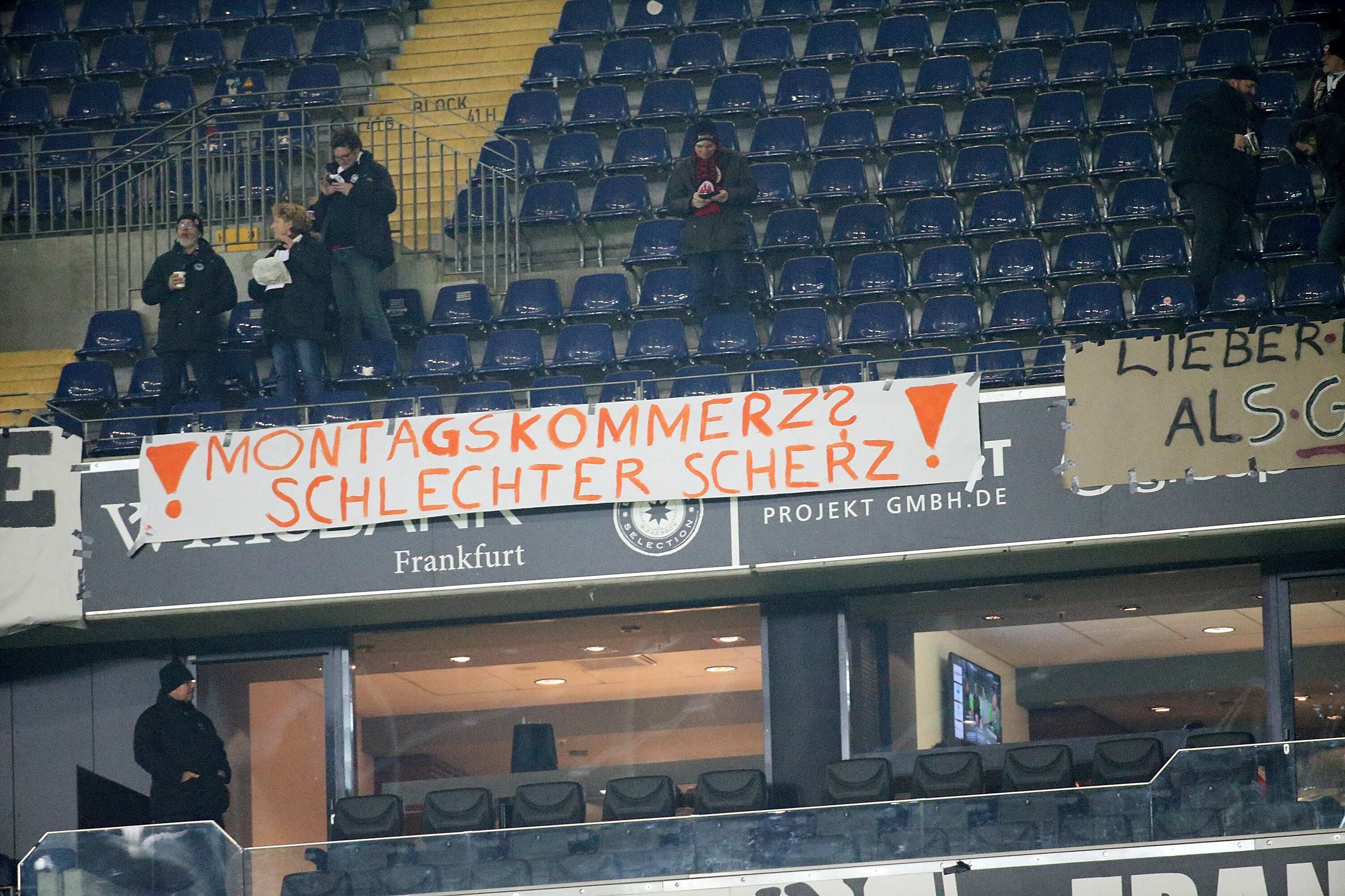 
                <strong> "Fehlt nur noch Helene": So protestieren die Eintracht-Fans gegen Montagsspiele </strong><br>
                
              
