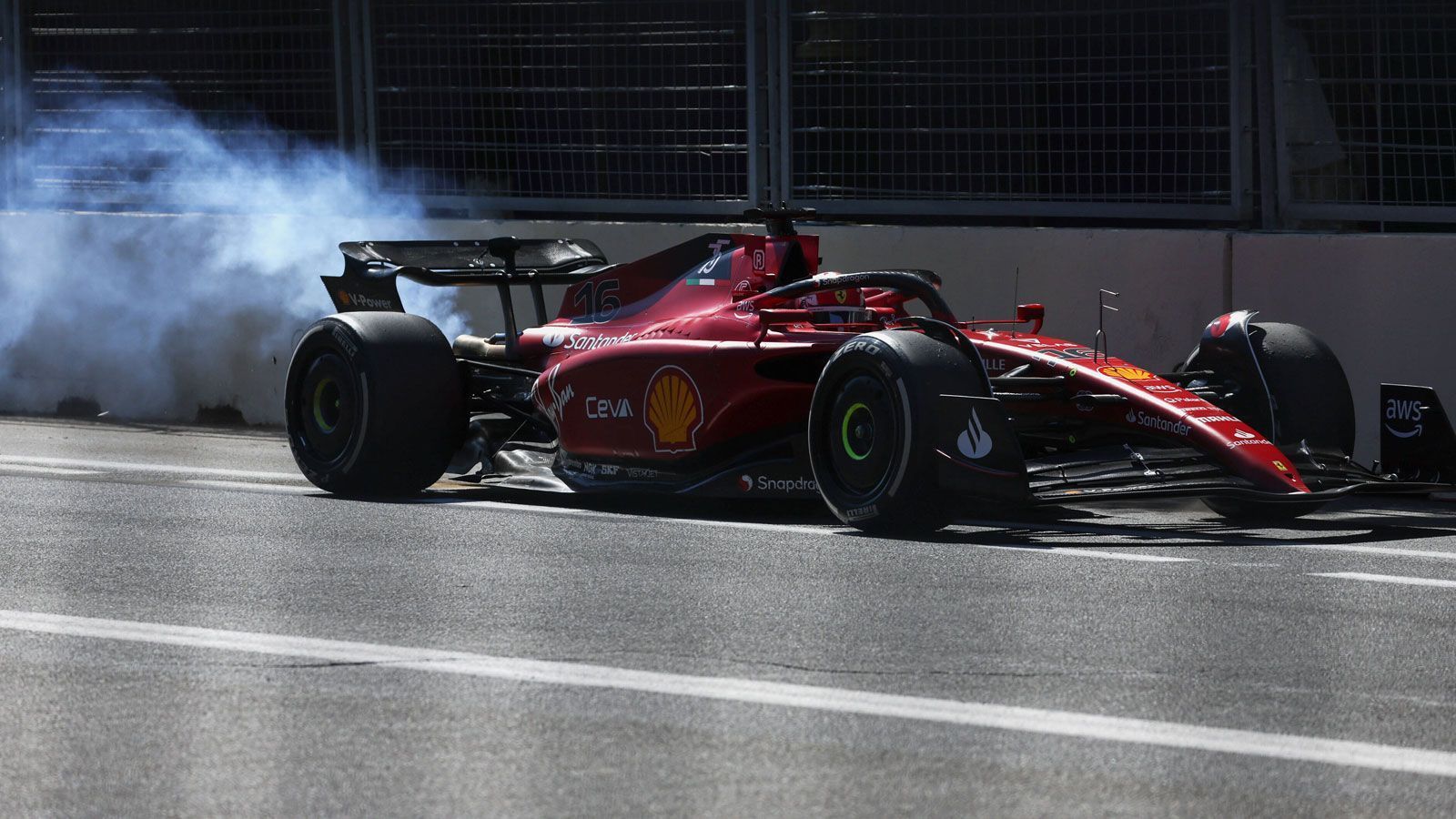 
                <strong>Verlierer: Ferrari</strong><br>
                Mehr Verlierer geht nicht. Wirklich nicht. Widerrede zwecklos! Charles Leclerc untersteicht einmal mehr seinen Ruf als Qualifying-King, startet zum vierten Mal nacheinander von ganz vorne und dann löst sich die Sieghoffnung in Luft aus, als der Motor seines Ferrari streikt. Als der ehemalige WM-Spitzenreiter in die Box rollt, hat Teamkollege Carlos Sainz jr. schon lange Feierabend. Auch der Spanier wird von seinem Fahrzeug im Stich gelassen. Damit bleibt der zu Jahresbeginn wiedererstarkten Scuderia nur eine Nullnummer, während der WM-Konkurrent die volle Punktzahl abräumt. Wie bitter! Es wirkt beinahe so, als würde das Traditionsteam die zu Saisonbeginn geweckten Hoffnungen aller Ferraristi auf dem Erdball humorlos plattfahren. Jetzt geht es erst einmal darum zu analysieren, was da genau kaputtgegangen ist, denn mit dem Alfa Romeo von Zhou Guanyu und dem Haas von Kevin Magnussen rollen zwei weitere Ferrari-betriebene Boliden in Baku frühzeitig aus.
              