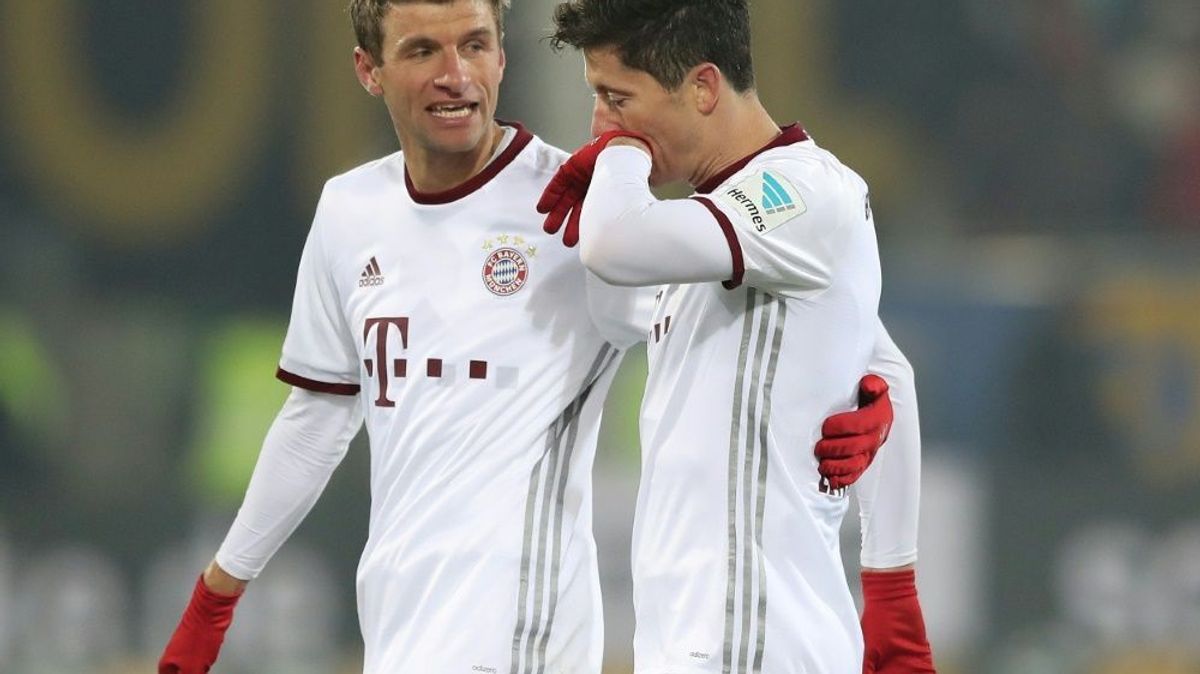 Lewandowski (r.) spricht Müller (l.) Mut zu