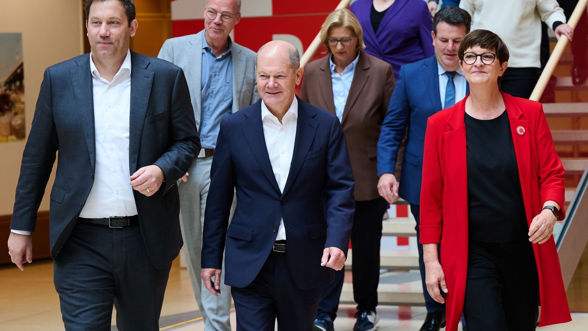 13. Oktober 2024, von links nach rechts: Lars Klingbeil, Olaf Scholz, Saskia Esken und Matthias Miersch (zweite Reihe, links) sowie weitere Mitglieder des SPD-Bundesvorstands im Willy-Brandt-Haus  