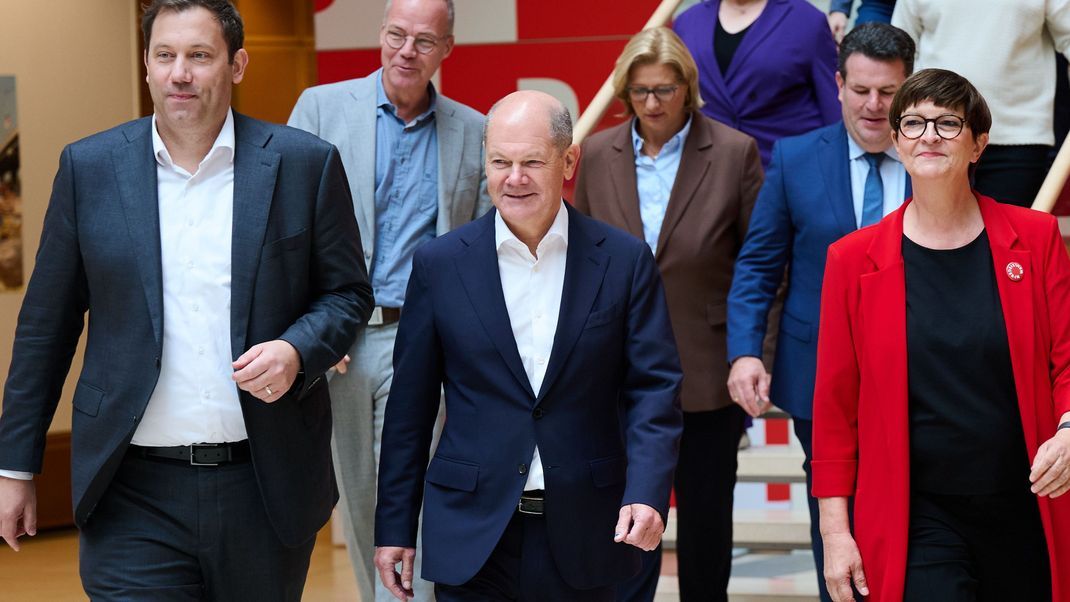 13. Oktober 2024, (v. l.): Lars Klingbeil, Olaf Scholz, Saskia Esken und Matthias Miersch (zweite Reihe, l.) sowie weitere Mitglieder des SPD-Bundesvorstands im Willy-Brandt-Haus.