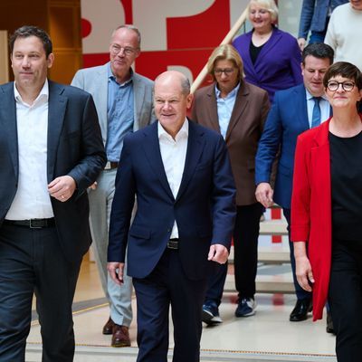 13. Oktober 2024, von links nach rechts: Lars Klingbeil, Olaf Scholz, Saskia Esken und Matthias Miersch (zweite Reihe, links) sowie weitere Mitglieder des SPD-Bundesvorstands im Willy-Brandt-Haus  