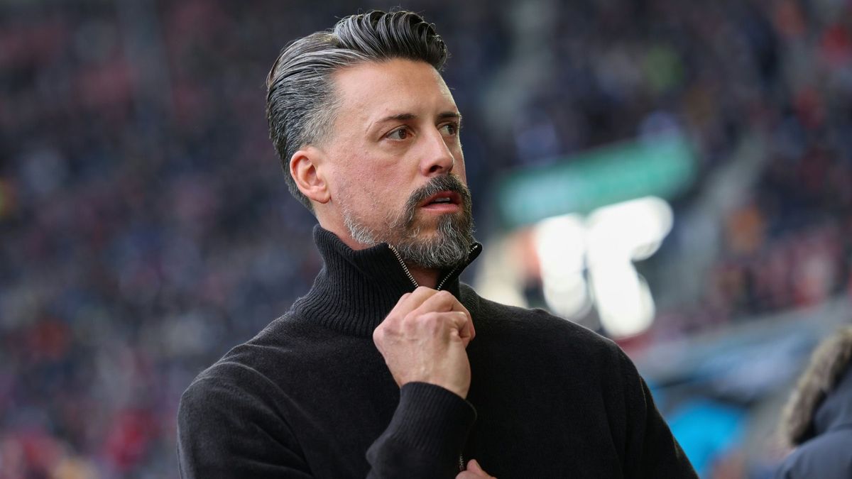 Augsburg-Trainer Sandro Wagner beim 0:6 gegen Leipzig