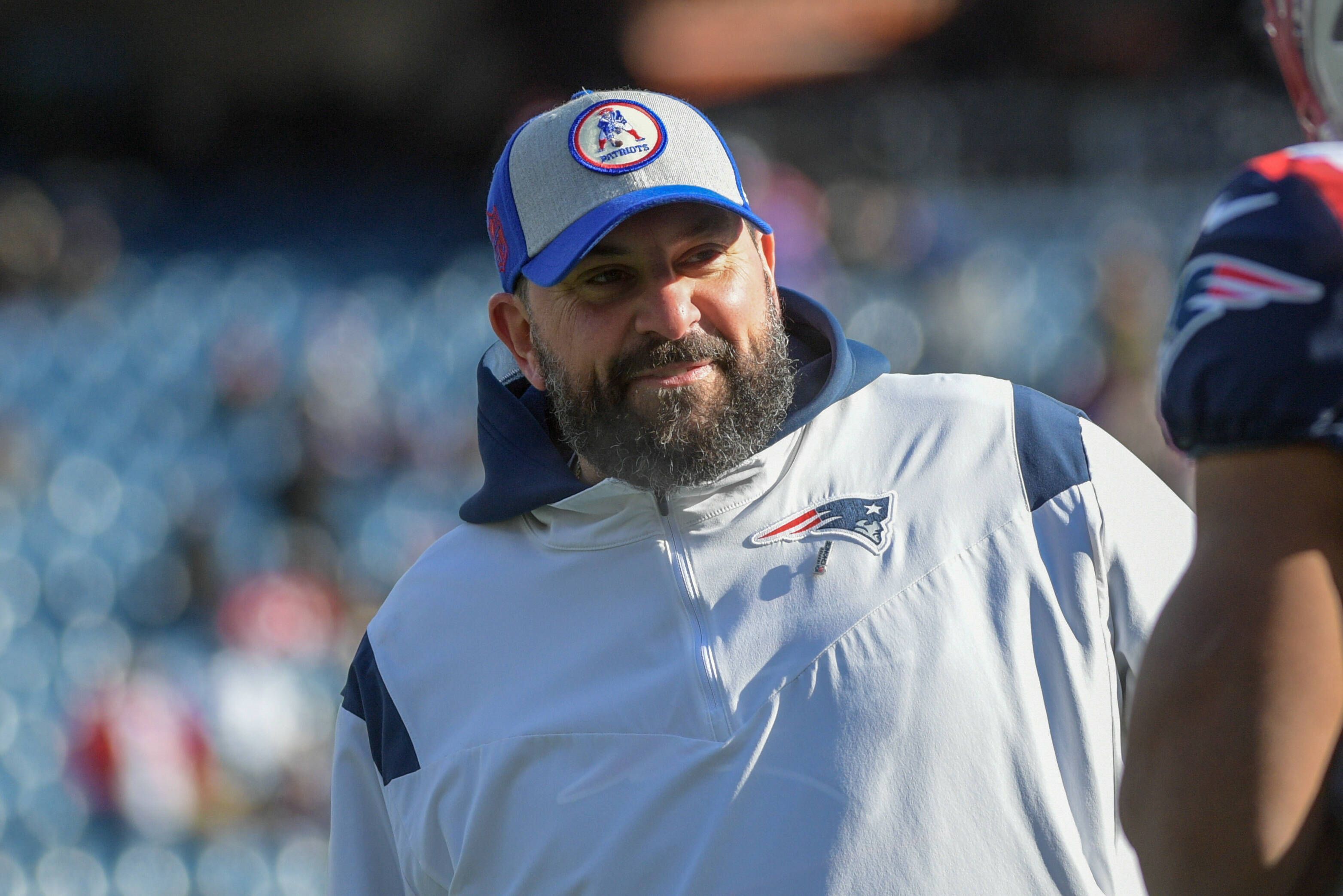 
                <strong>Matt Patricia</strong><br>
                Neben Bill Belichick war Matt Patricia das zweite große Coaching-Gesicht der New England Patriots. Zwischen 2004 und 2017 arbeitete er sich unter dem Head Coach vom Assistenten bis zum Defensive Coordinator hoch und feierte in dieser Zeit drei Titel mit der Franchise. Nach einem Ausflug als Head Coach zu den Detroit Lions kam Patricia 2021 zu Belichick und den Patriots zurück. In der vergangenen Saison übernahm er das offensive Playcalling, nach einer enttäuschenden Saison mit nur 18,1 Punkten pro Spiel wurde er zur kommenden Saison von dieser Aufgabe aber wieder entbunden. 
              