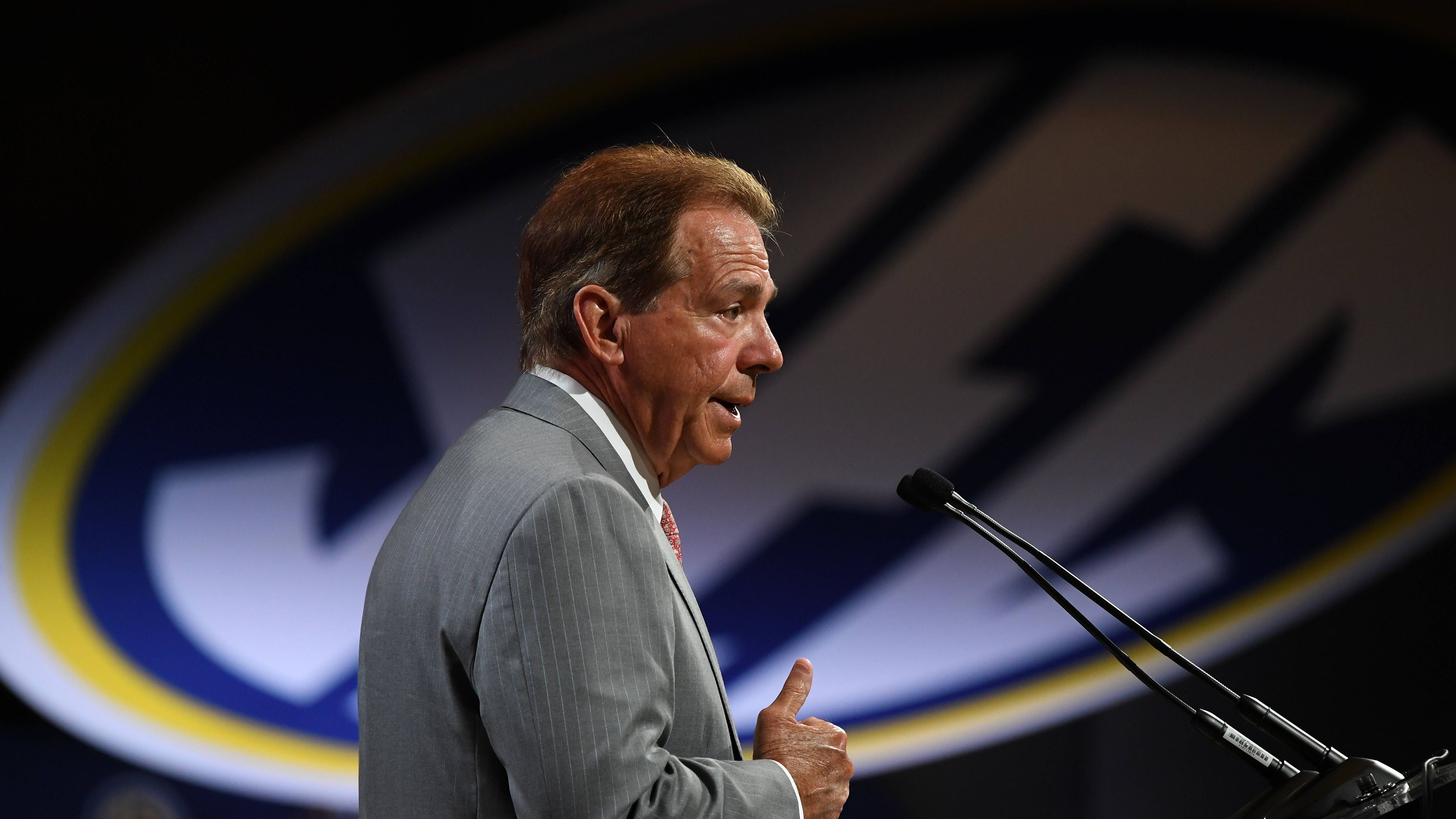 <strong>Platz 1: Nick Saban (Alabama)</strong><br>Wenig überraschend auf Platz eins landet der erfolgreichste Coach der vergangenen Jahre&nbsp;im College Football - Nick Saban. 11,7 Millionen US-Dollar beträgt sein Jahresgehalt. Dieses Jahr soll auch mal wieder der Titel folgen.