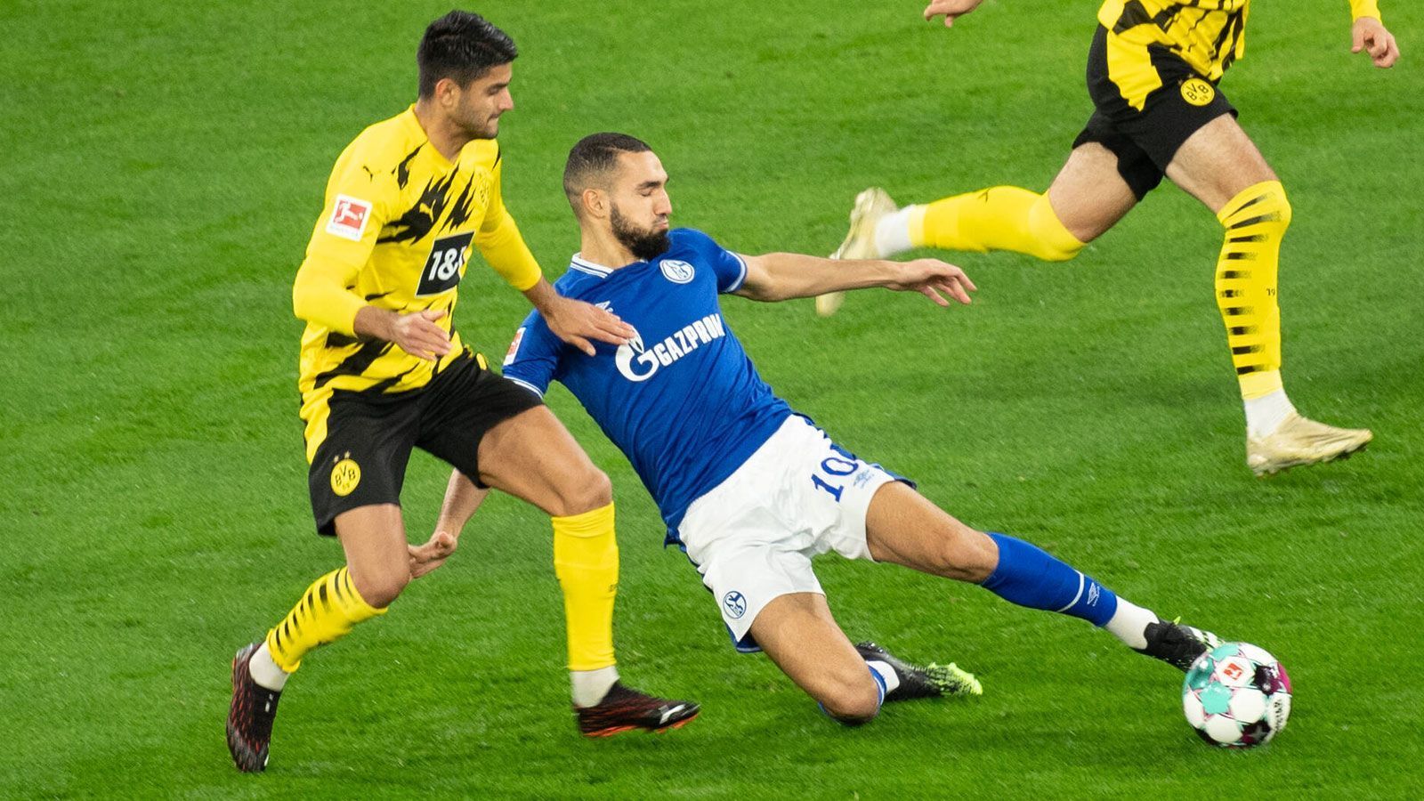 
                <strong>Nabil Bentaleb</strong><br>
                Eigentlich für die spielerische Lösung nach vorne bekannt, ist der einst ausgebootete Algerier fast nur hinten gefragt. Ihm  mangelt es mehrmals an Entschlossenheit, wodurch der Dortmund zu zweiten Wellen einlädt. Sein Spiel endet nach weniger als einer Stunde, weil Baum Bozdogan reinschickt. ran-Note: 5
              