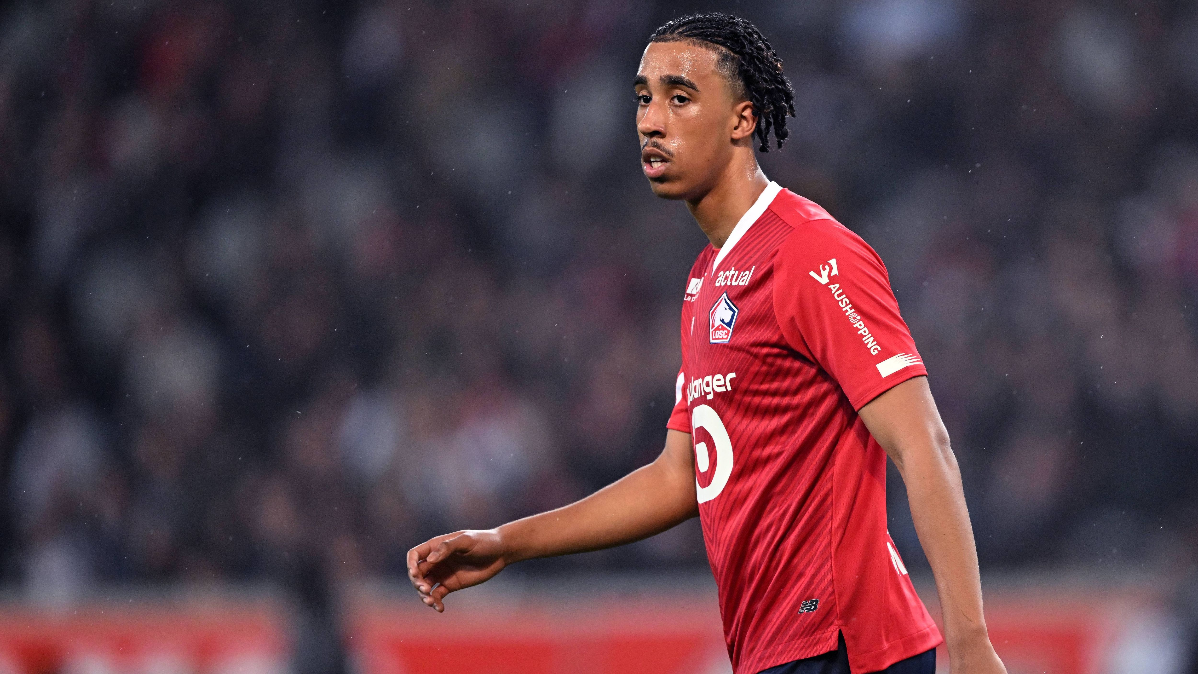 <strong>Leny Yoro (Manchester United)</strong><br>Am Ende fiel die Wahl Leny Yoros zwischen Real Madrid und Manchester United auf die "Red Devils". Das 18 Jahre alte Innenverteidiger-Talent wechselte für 62 Millionen Euro von LOSC Lille auf die Insel.