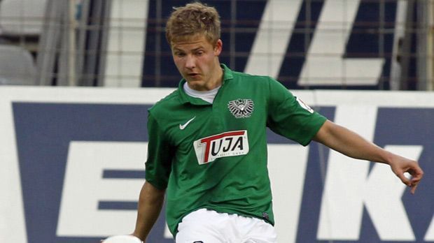 
                <strong>Julian Westermann</strong><br>
                Abwehr - Julian Westermann: HW4 ist ohnehin unübertroffen, aber sein Namensvetter versuchte es zumindest mit der große Karriere unter demselben Nachnamen wie der heutige Abwehrchef von Betis Sevilla. Der Traum ist für Julian aber wohl mit 24 Jahren schon so gut wie ausgeträumt. Er ist seit zweieinhalb Jahren vereinslos, nachdem der Vertrag bei den Sportfreunden Lotte ausgelaufen war. Zuvor konnte er sich auch bei Preußen Münster nicht behaupten, kam lediglich auf vier Einsätze in der 3. Liga.
              