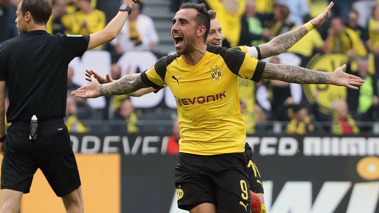 
                <strong>Paco Alcacer ist der neue Rekord-Joker der Bundesliga</strong><br>
                Das 1:2 in Düsseldorf war die erste Niederlage für Borussia Dortmund in dieser Saison, etwas Positives gab es am 16. Spieltag dennoch zu vermelden. Der Anschlusstreffer durch Paco Alacaer war das zehnte Jokertor des Spaniers in dieser Saison, mit dem Treffer stellte er einen neuen Rekord auf. Alcacer löste Ioan Viorel Ganea (VfB Stuttgart/2002/03) und Nils Petersen (SC Freiburg/2016/17) ab, die jeweils neun Tore als Einwechselspieler erzielte hatten. Allerdings hatten Ganea und Petersen dafür die ganze Saison gebraucht. Sollte BVB-Trainer Lucien Favre Alcacer weiter von der Bank bringen, könnte der Stürmer seinen Rekord noch ordentlich ausbauen.
              