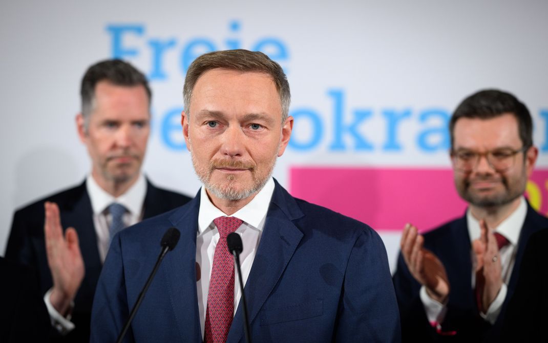 Christian Lindner äußert sich bei der Wahlparty der Freien Demokraten (FDP) im Hans-Dietrich-Genscher-Haus, der FDP-Parteizentrale, zu den ersten Prognosen für die Bundestagswahl.