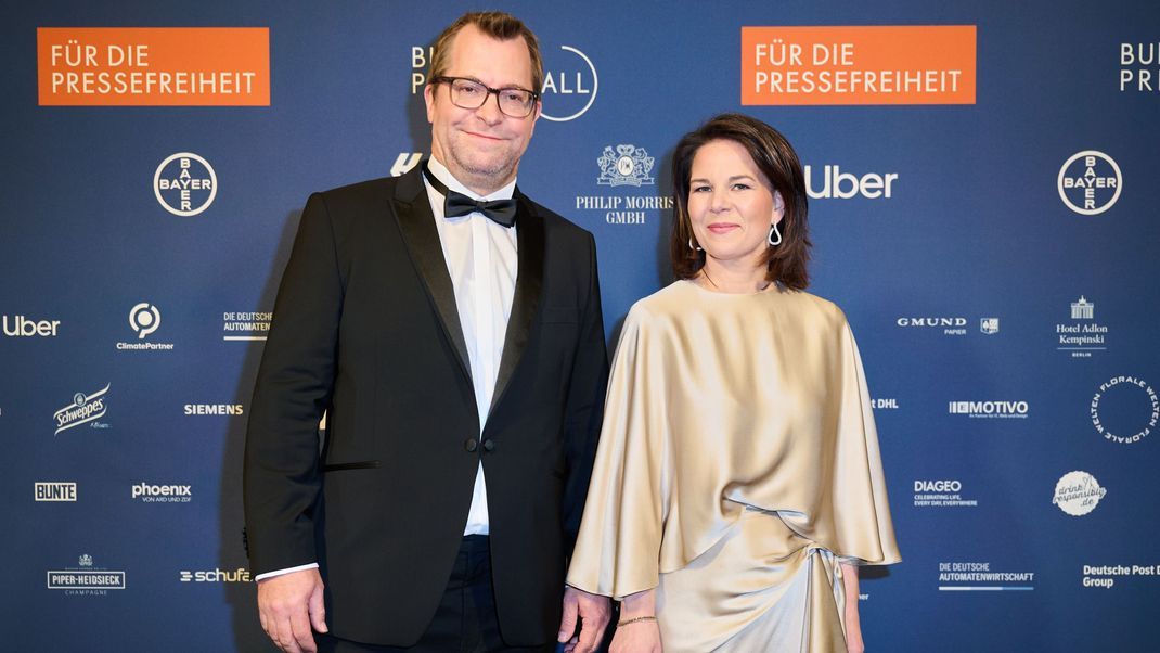 21. April 2023, Berlin: Annalena Baerbock (Bündnis90 / Die Grünen), Außenministerin, und ihr Mann Daniel Holefleisch beim 70. Bundespresseball im Hotel Adlon.