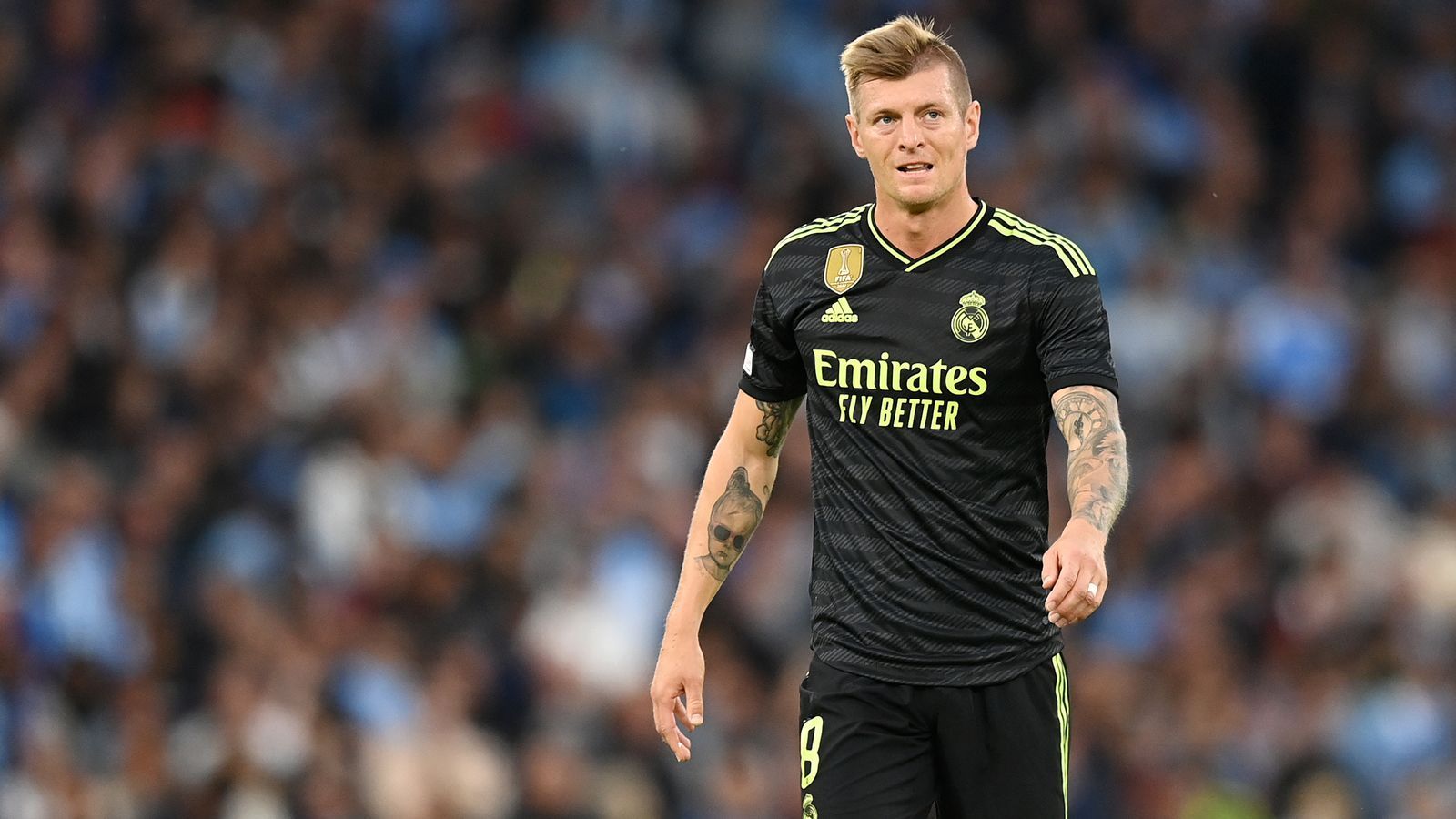 
                <strong>Real Madrid: Toni Kroos</strong><br>
                Wie fast alle Real-Spieler in der Anfangsphase ausschließlich mit Defensivaufgaben beschäftigt und erfüllt diese über weite Strecken einwandfrei. Nimmt nach der City-Führung das Heft des Handelns in die Hand und scheitert in der 35. Minute mit einem Lattenkracher. Danach stets bemüht, ohne zu glänzen. Wird nach 70 Minuten für Asensio ausgewechselt. ran-Note: 3
              